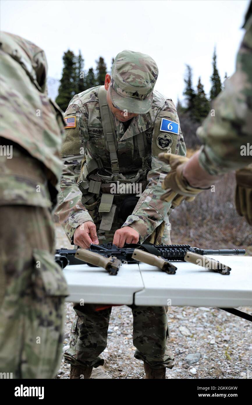 SGT. Juan Munoz, 17th Combat sostenment Support Battallion, assembla una M4 maggio 17 al Northern Warfare Training Center nel sito di addestramento di Black Rapids, Alaska Foto Stock