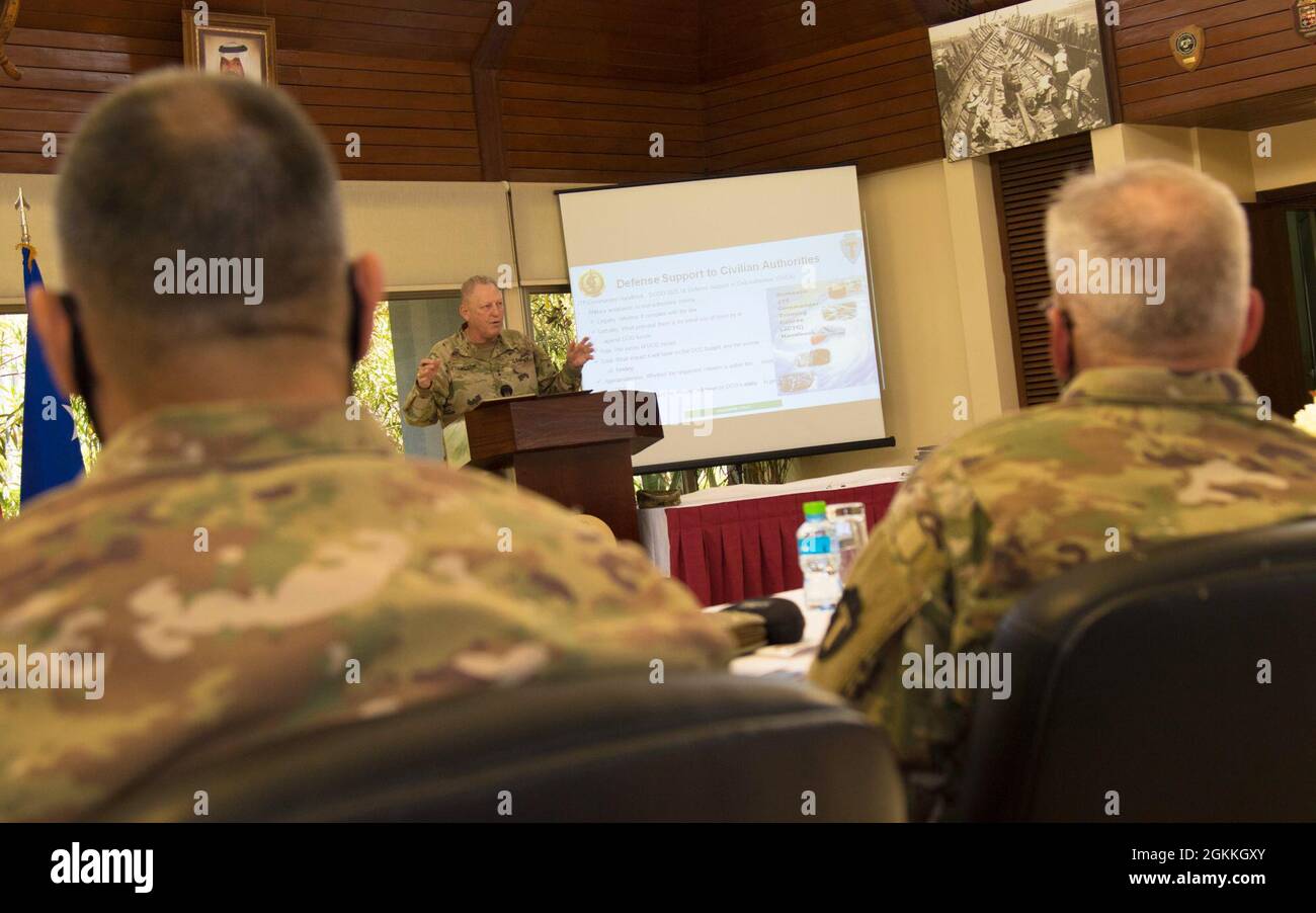 Briga. Gen. Michael Adame, Task Force Spartan vice comandante generale – sostegno e Briga. Gen. Win Burkett, vice della Task Force Spartan che comanda il generale – le operazioni prendono nota durante la presentazione del generale della Task Force Spartan di Major. Gen. Patrick Hamilton, 17 maggio 2021, al sesto Simposio legale annuale sulla base navale del Kuwait. Il simposio ha avuto luogo per costruire partenariati tra la Task Force Spartan Office del giudice avvocato e il Kuwait Ministero della Difesa degli Affari legali direzione Giustizia militare autorità. Foto Stock