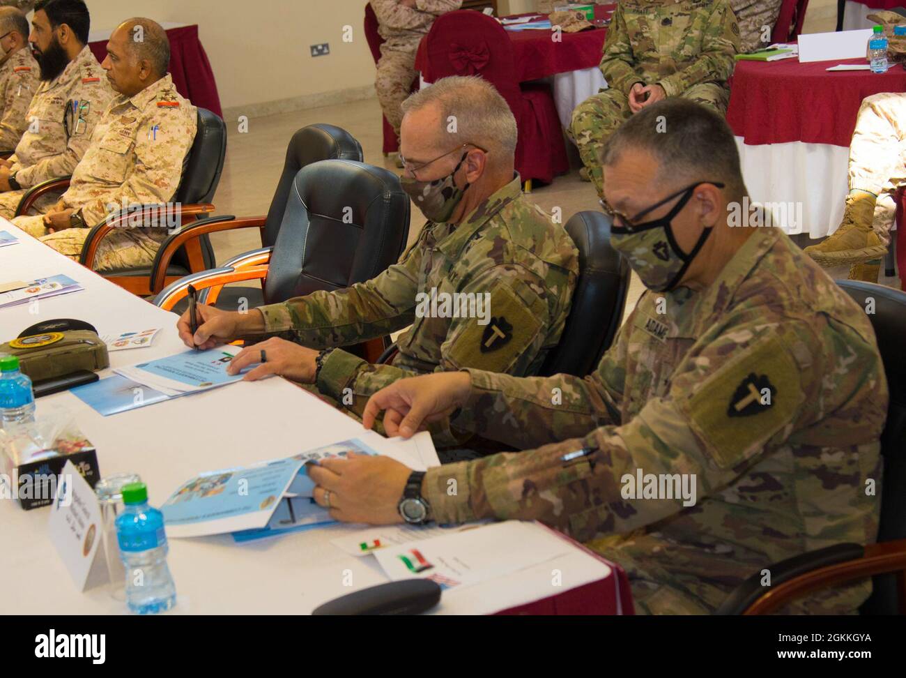 Briga. Gen. Michael Adame, Task Force Spartan vice comandante generale – sostegno e Briga. Gen. Win Burkett, vice della Task Force Spartan che comanda il generale – le operazioni prendono nota durante la presentazione del generale della Task Force Spartan di Major. Gen. Patrick Hamilton, 17 maggio 2021, al sesto Simposio legale annuale sulla base navale del Kuwait. Il simposio ha avuto luogo per costruire partenariati tra la Task Force Spartan Office del giudice avvocato e il Kuwait Ministero della Difesa degli Affari legali direzione Giustizia militare autorità. Foto Stock