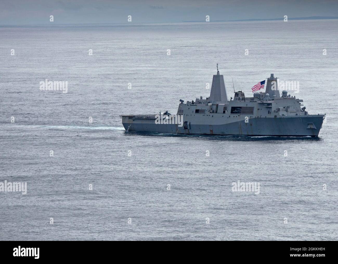 210517-N-OI940-1515 OCEANO ATLANTICO (17 maggio 2021) la nave portuale di trasporto anfibio USS San Antonio (LPD 17) transita nell'Oceano Atlantico durante un esercizio fotografico, 17 maggio 2021. San Antonio opera nell'Oceano Atlantico con lo Squadrone anfibio 4 e la 24a unità Marine Expeditionary (24th MEU) come parte del Gruppo Amphibious Ready di Iwo Jima. Foto Stock