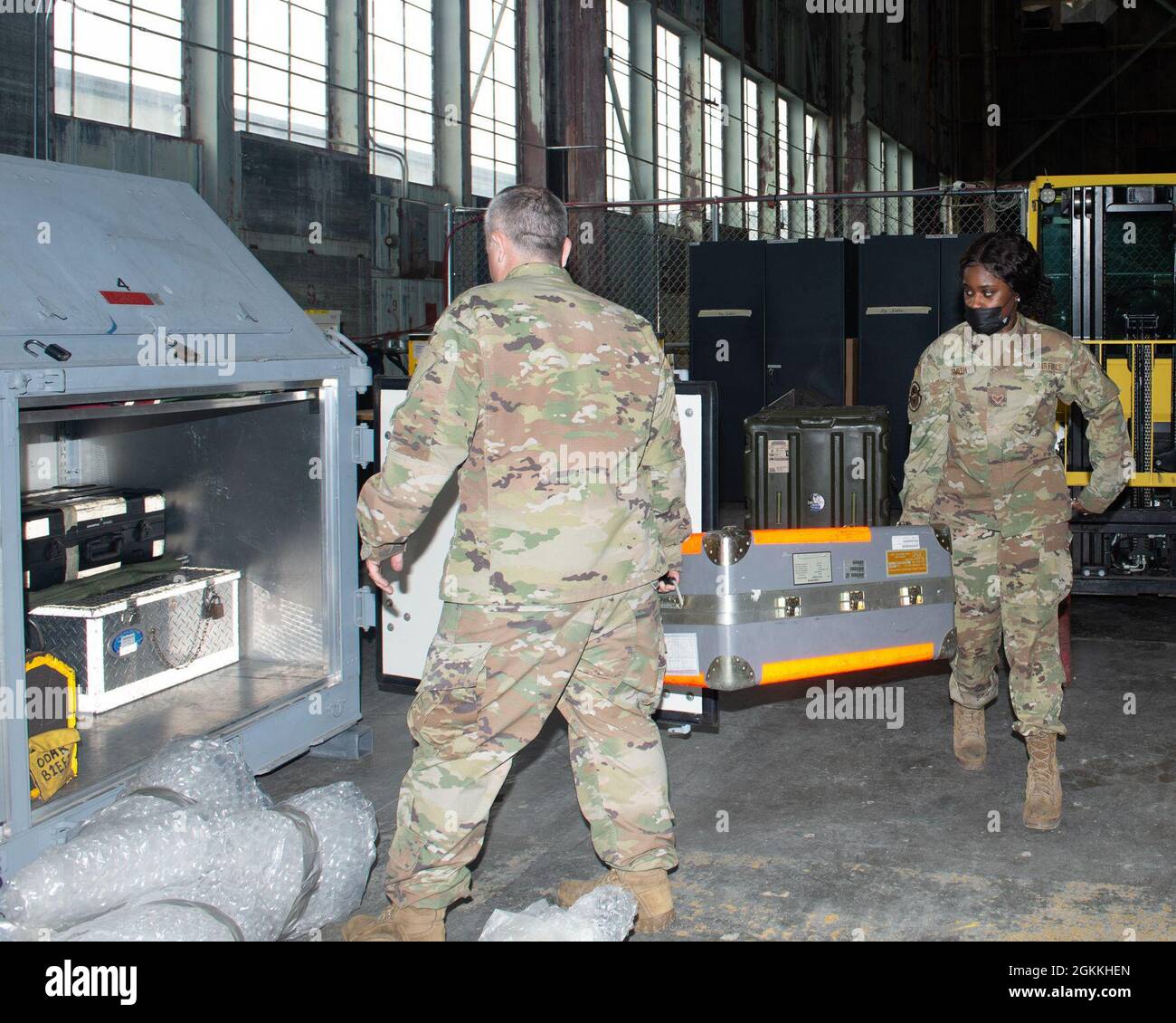 Personale Sgt. Matthew Milligan e Senior Airman Jazmin Smith, 55° tecnici di supporto per aeromobili Squadron di manutenzione, portano un set di test per prese di rifornimento aereo da imballare all'interno di un composito ha preso Kit 17 maggio 2021 presso l'aeroporto di Lincoln, Nebraska. I kit di attrezzi sono dotati di strumenti e attrezzature per la manutenzione degli aeromobili che verranno utilizzati per un'implementazione imminente. Foto Stock