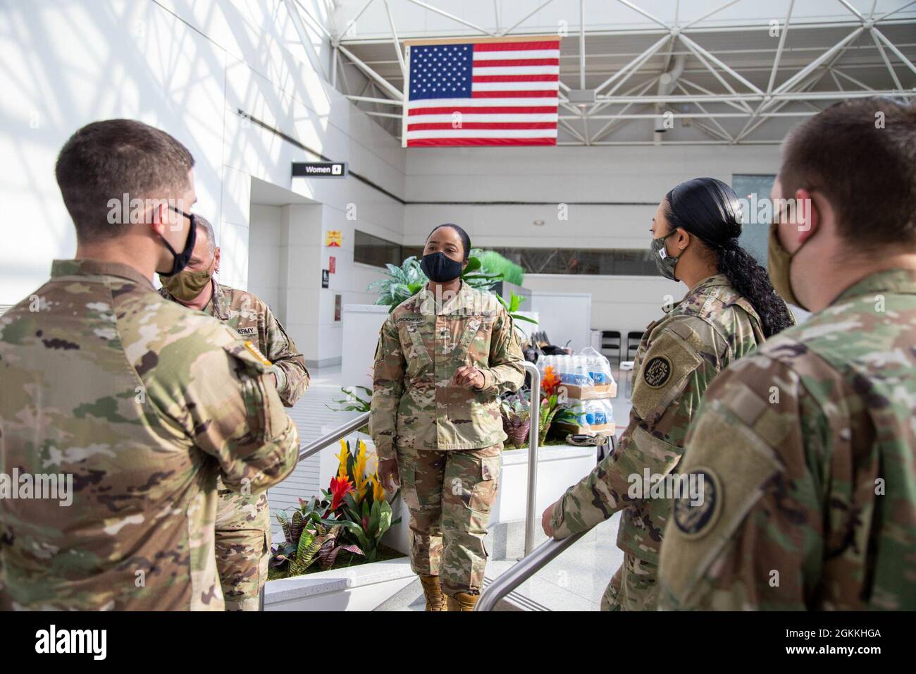 Briga dell'esercito degli Stati Uniti. Il Gen. Janeen Birckhead, leader della Vaccine Equity Task Force del Maryland, parla con i membri della Guardia Nazionale del Maryland durante l'evento di vaccinazione DEL CHIMES presso l'Aeroporto Internazionale Thurgood Marshall di Baltimora/Washington, il 17 maggio 2021. Safeway, una società di supermercati, e il VETF del Maryland, hanno collaborato per vaccinare i membri DEI CHIMES, un’organizzazione senza scopo di lucro che assiste le persone con sfide intellettuali e comportamentali per raggiungere il loro massimo potenziale, al fine di garantire l’equità dei vaccini in tutto il Maryland. Foto Stock