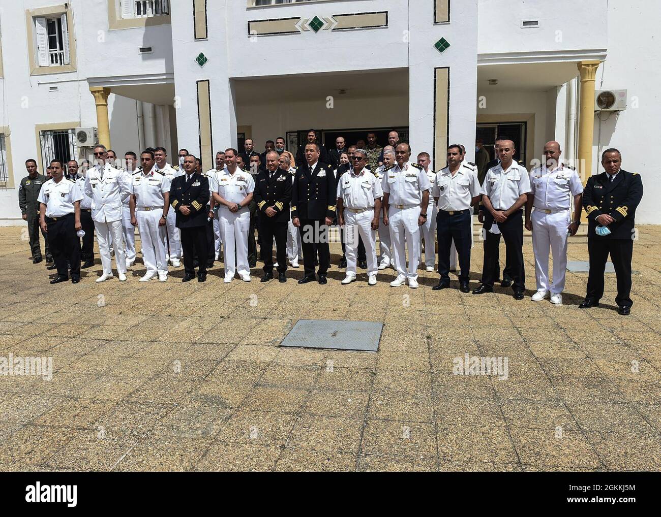 I membri del servizio delle tredici nazioni che partecipano all'esercizio Phoenix Express 2021 posano per una foto durante la cerimonia di apertura. Exercise Phoenix Express 2021, condotta dalle forze Navali degli Stati Uniti Africa, è un esercizio marittimo in mare progettato per migliorare la cooperazione tra le nazioni partecipanti al fine di aumentare la sicurezza marittima e la sicurezza nel Mediterraneo. Foto Stock