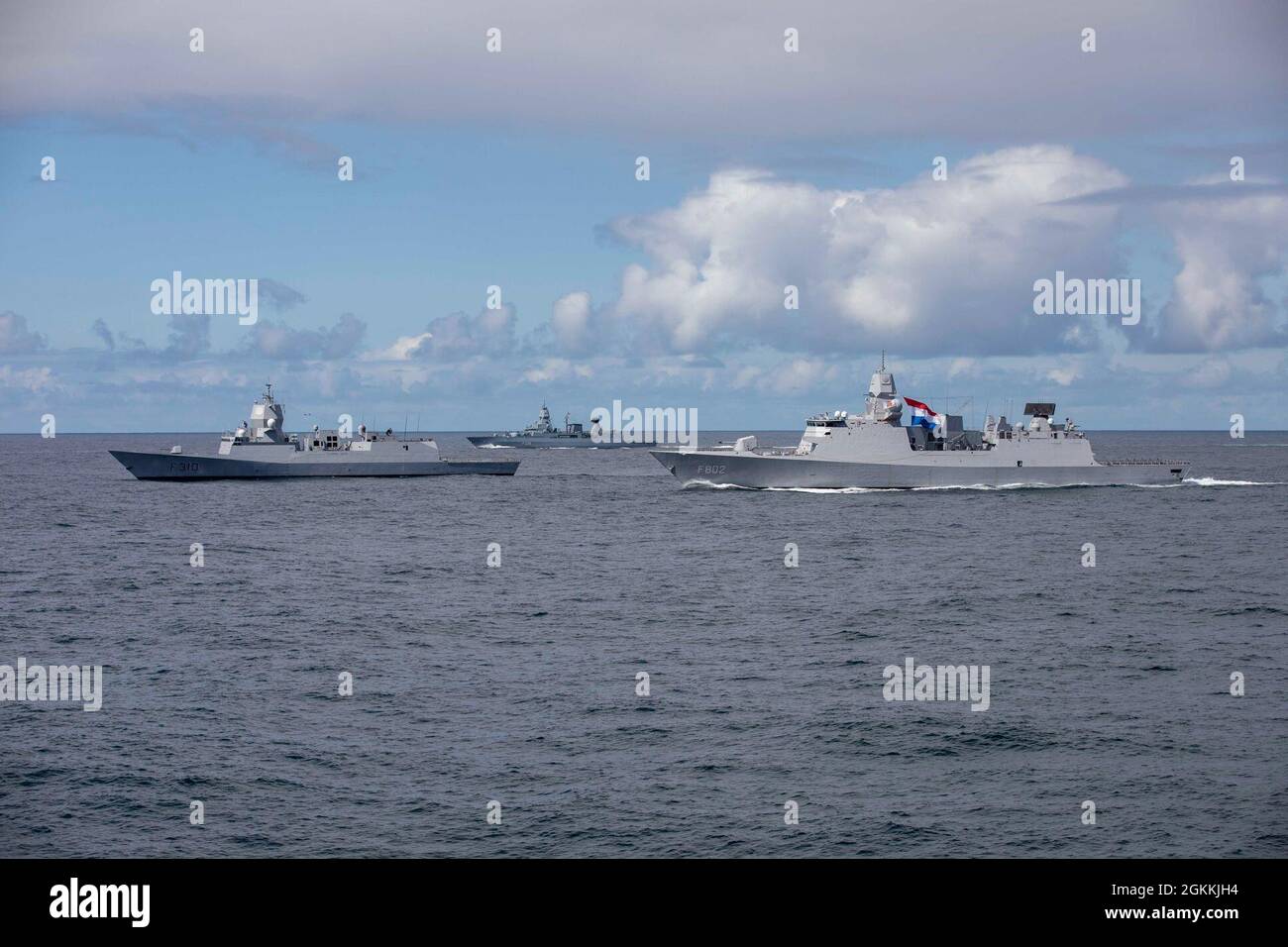 210518-N-QI061-0265 ISOLE BRITANNICHE (18 maggio 2021) la Royal Norwegian Navy HNoMS Fridtjof Nansen (F310), a sinistra, la fregata missilistica guidata dalla Marina tedesca F 220 FGS Amburgo, e il missile guidato dalla Royal Netherlands Navy che trasporta fregata veloce HNLMS De Zeven Provincien (F802) transita l'Atlantic Ocean Shield/18 maggio durante l'esercizio dimostrativo del 2021. Exercise at-Sea Demo/formidable Shield, condotto da Naval colpisce e forze di supporto la NATO per conto della U.S. Sesta flotta, è un'esercitazione di difesa missilistica e aerea integrata a fuoco vivo (IAMD) che migliora l'interoperabilità alleata utilizzando la NATO c Foto Stock