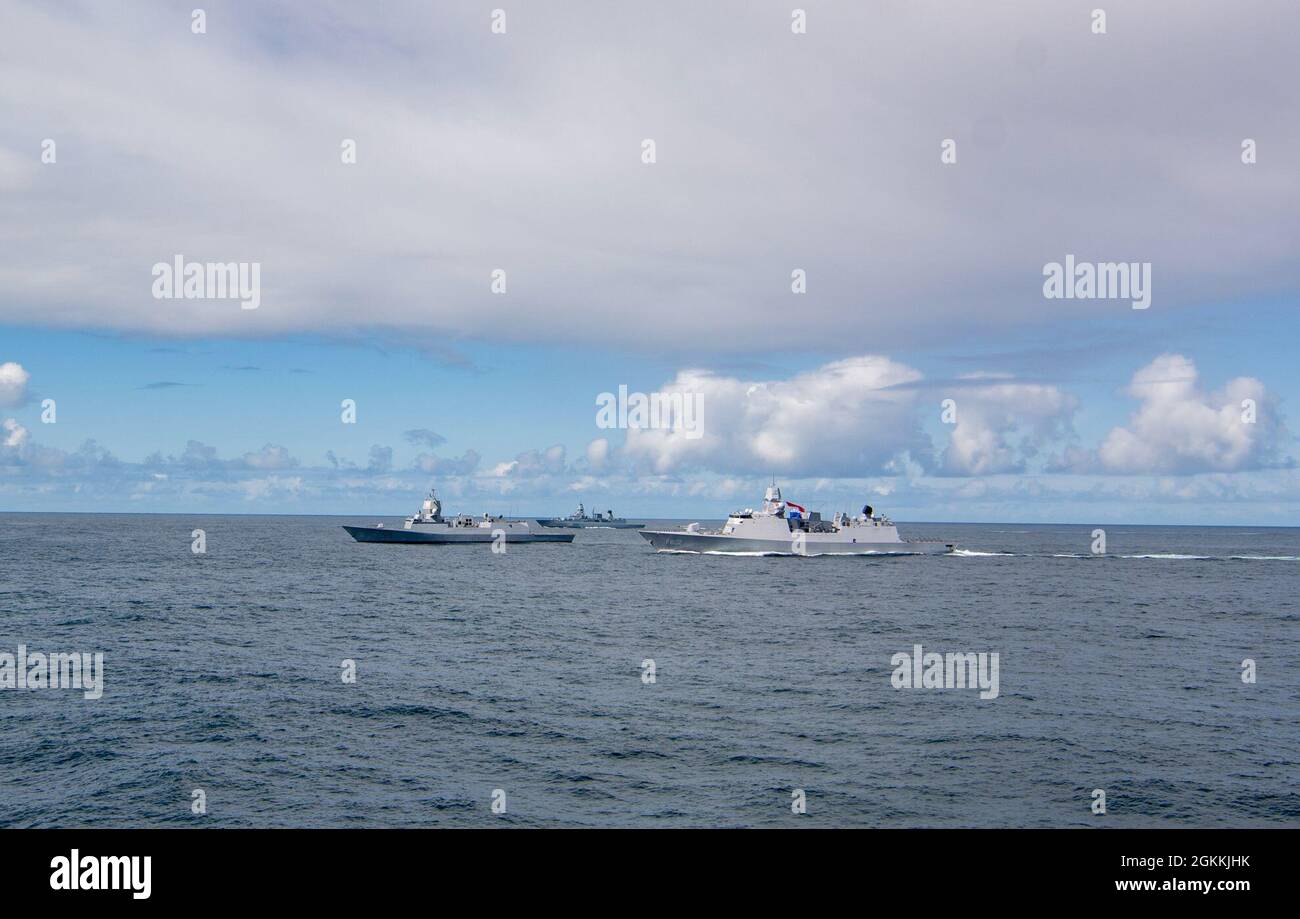 210518-N-VD341-0018 ISOLE BRITANNICHE (18 maggio 2021) la Royal Norwegian Navy HNoMS Fridtjof Nansen (F310), a sinistra, la fregata missilistica guidata dalla marina tedesca F 220 FGS Amburgo, e il Royal Netherlands Navy missile con fregata veloce HNLMS De Zeven Provincien (F802) transita l'Oceano Atlantico durante l'esercizio dimostrativo del 18 maggio 2021. Exercise at-Sea Demo/formidable Shield, condotto da Naval colpisce e forze di supporto la NATO per conto della U.S. Sesta flotta, è un'esercitazione di difesa missilistica e aerea integrata a fuoco vivo (IAMD) che migliora l'interoperabilità alleata utilizzando la NATO c Foto Stock