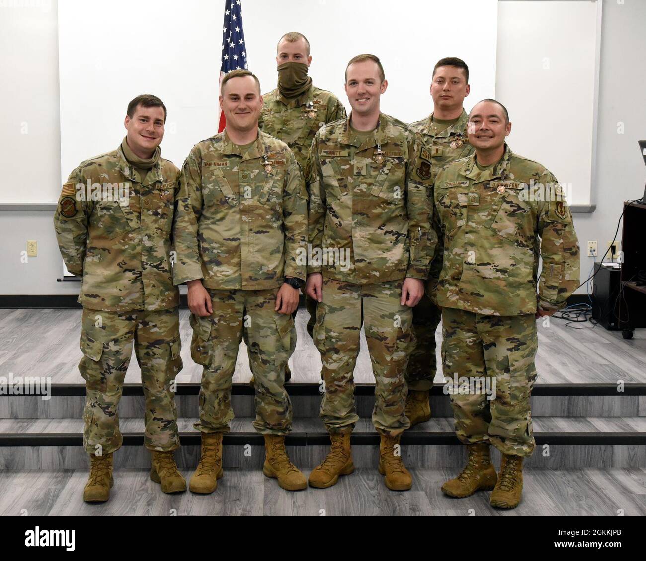 Gli Stati Uniti Air Force 88th Security Forces Squadron membri che hanno piazzato nella National Police Week Shooting competizione si riuniscono per una foto alla Wright-Patterson Air Force base, Ohio, il 18 maggio 2021. Da sinistra ci sono: Tech. SGT. Steven Fried, Tech. SGT. Justin VanNiman, staff Sgt. Sharane Ruark, staff Sgt. Eric Whitt, II Lt. Justin o’Brien e Master Sgt. Gesù Gonzalez. La gara di tiro comprendeva la carbina M-4 e la pistola M-18. Foto Stock