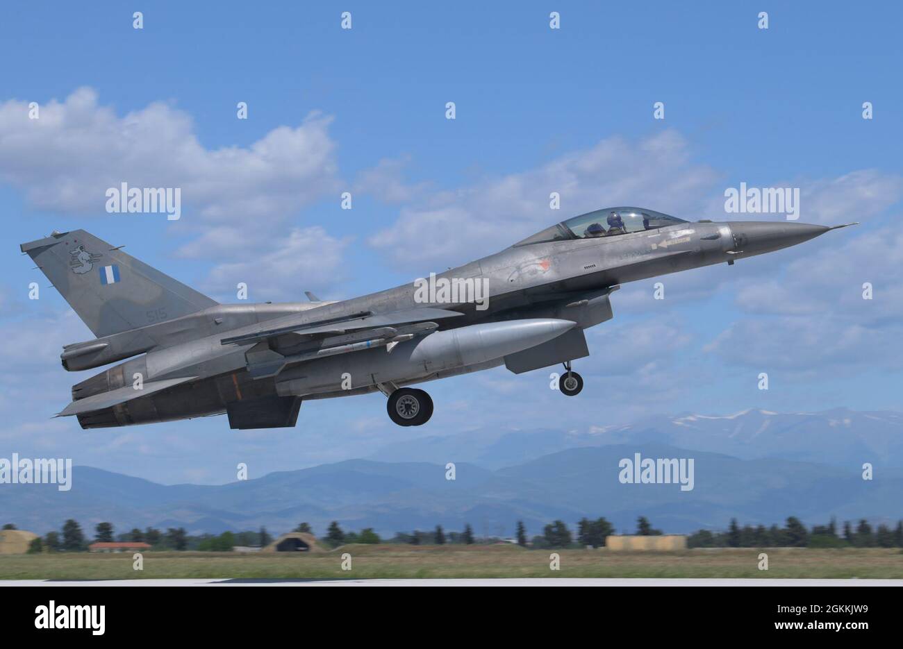 Una forza aerea ellenica F-16 Fighting Falcon decade durante l'esercizio Astral Knight 21 alla Larissa Air base, Grecia, 18 maggio 2021. Le forze degli Stati Uniti si allenano regolarmente con le nazioni alleate per garantire la capacità, la forza e l'impegno di quelle partnership per scoraggiare e difendere contro gli avversari emergenti. Foto Stock