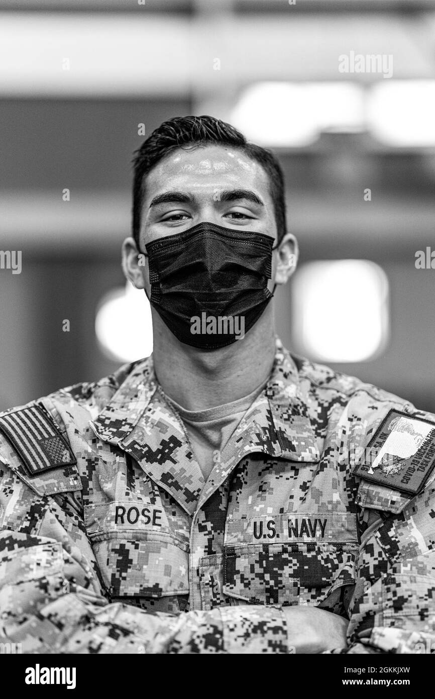 U.S. Navy Seaman Kyle Rose, un corpo ospedaliero assegnato al Navy Medical Readiness Training Command (NMRTC) di San Diego, si pone per una foto al Community Vaccine Center (CVC) al Tulsa Community College Northeast Campus di Tulsa, Oklahoma, 18 maggio 2021. I marinai assegnati all'NMRTC di San Diego sosterranno le operazioni quotidiane di vaccinazione al CVC di Tulsa. Il comando del Nord degli Stati Uniti, attraverso l'Esercito del Nord degli Stati Uniti, rimane impegnato a fornire un supporto continuo e flessibile al Dipartimento della Difesa all'Agenzia federale di gestione delle emergenze come parte della risposta dell'intero governo al COVID-19. Foto Stock