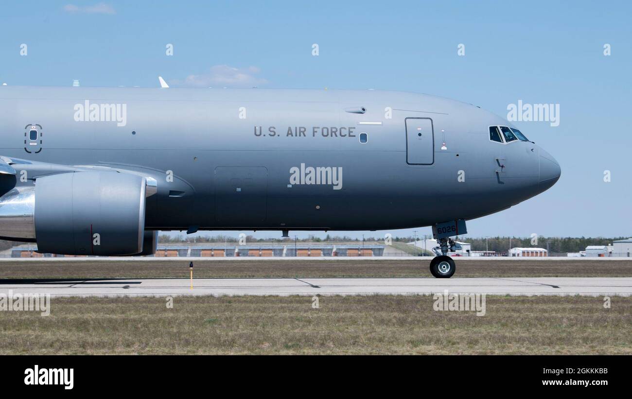 Un US Air Force KC-46 Pegasus taxi prima del decollo durante l'esercizio Mobility Guardian 2021 presso l'aeroporto di Oscoda-Wurtsmith, Oscoda, Michigan, 18 maggio 2021. Ciò segna la prima integrazione del KC-46 nel primo esercizio di mobilità del comando di mobilità aerea. Foto Stock