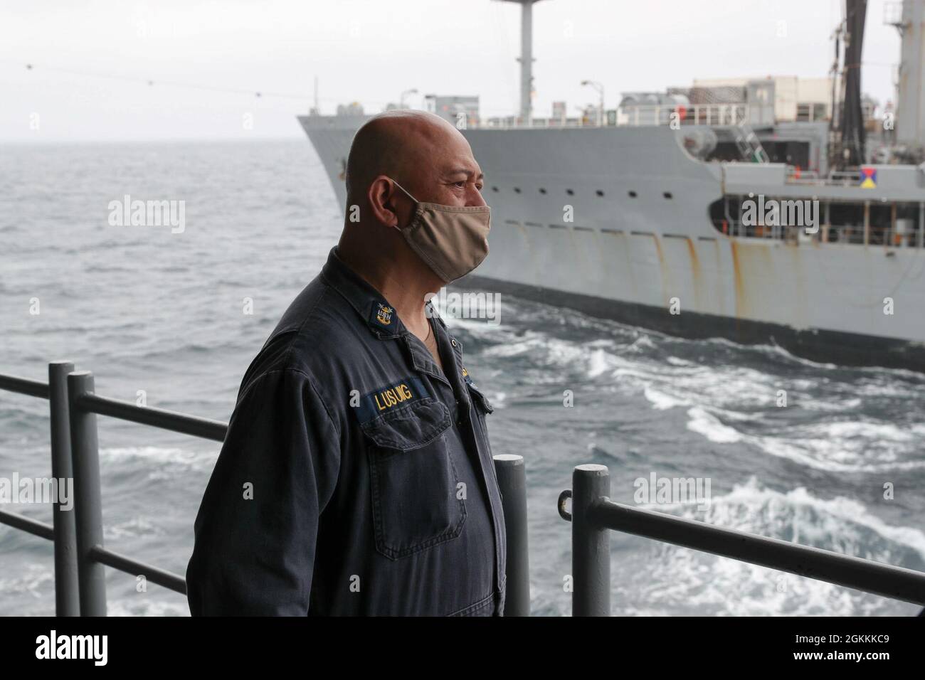 210518-N-VJ326-1033 OCEANO PACIFICO (18 maggio 2021) – Master Chief gas turbine Systems Technician Julison Lusung, di Angeles City, Filippine, osserva come petroliere per il rifornimento della flotta USNS Henry J. Kaiser (T-AO 187) rifornimenti di navi d'assalto anfibie USS Tripoli (LHA 7) durante un rifornimento in mare (RAS), maggio 18. Tripoli sta conducendo operazioni di routine nella terza flotta statunitense. Foto Stock
