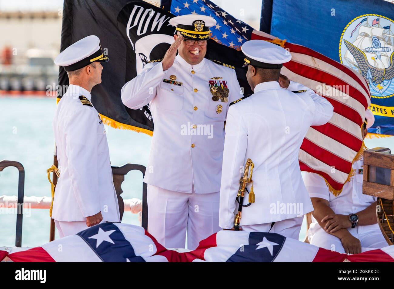 BASE COMUNE PEARL HARBOR-HICKAM (18 maggio 2021) -- CMdR. Corey Barksdale, da Matoaca, Virginia, (a destra) saluta il Capitano Michael Majewski, commodore, Squadrone sottomarino 7, come assume il comando del sottomarino ad attacco rapido classe Los Angeles USS Columbia (SSN 771). Barksdale ha sollevato il CMdR. Tyler Forrest, di Linwood, New Jersey, come comandante della Columbia durante la cerimonia. Foto Stock