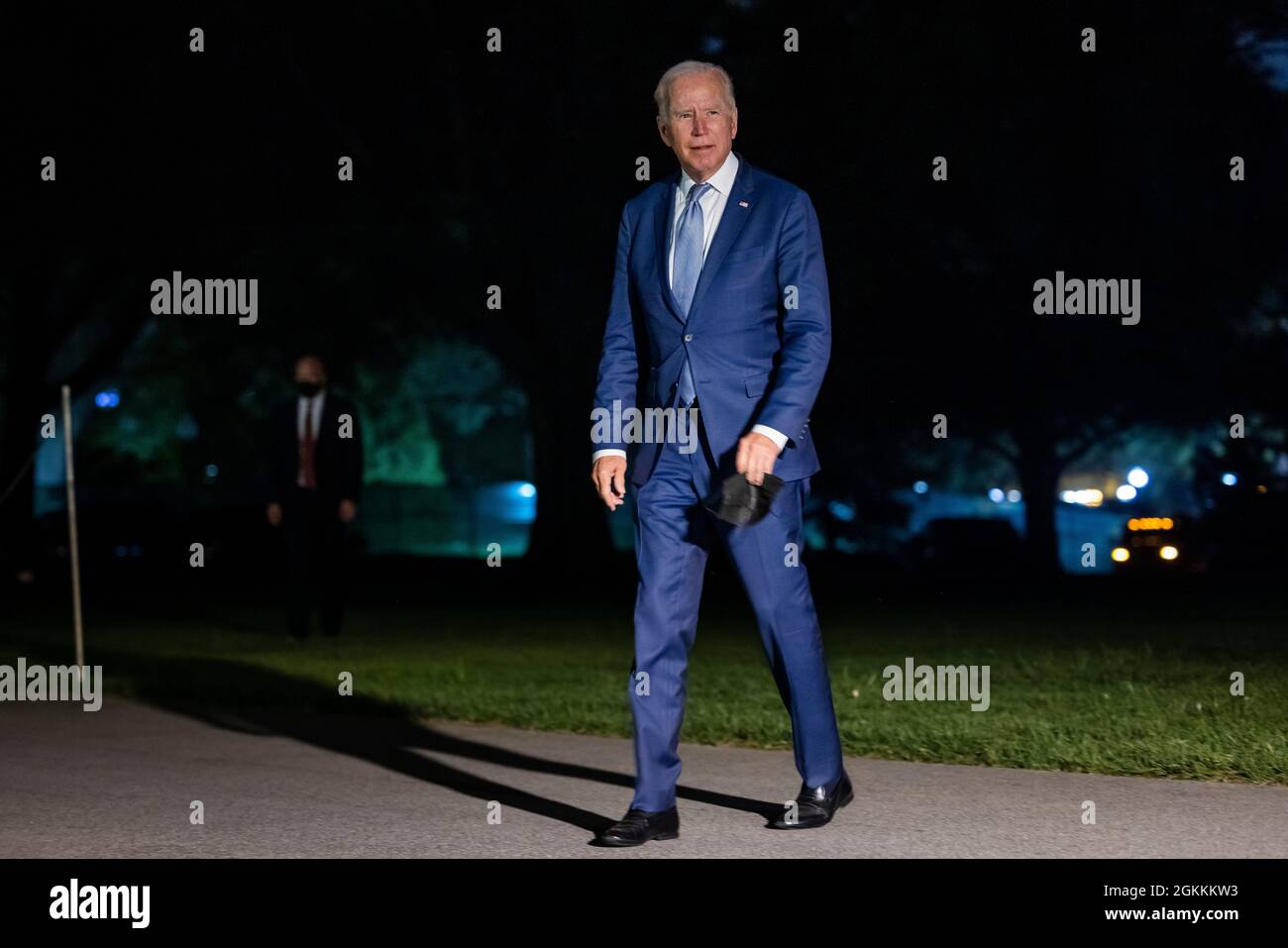 Washington, DC, Stati Uniti. 14 settembre 2021. Il presidente degli Stati Uniti Joe Biden ritorna alla Casa Bianca dopo la sua prima oscillazione della Costa Occidentale come presidente a Washington, DC, USA, 14 settembre 2021. Credit: Jim Loscalzo/Pool via CNP/dpa/Alamy Live News Foto Stock