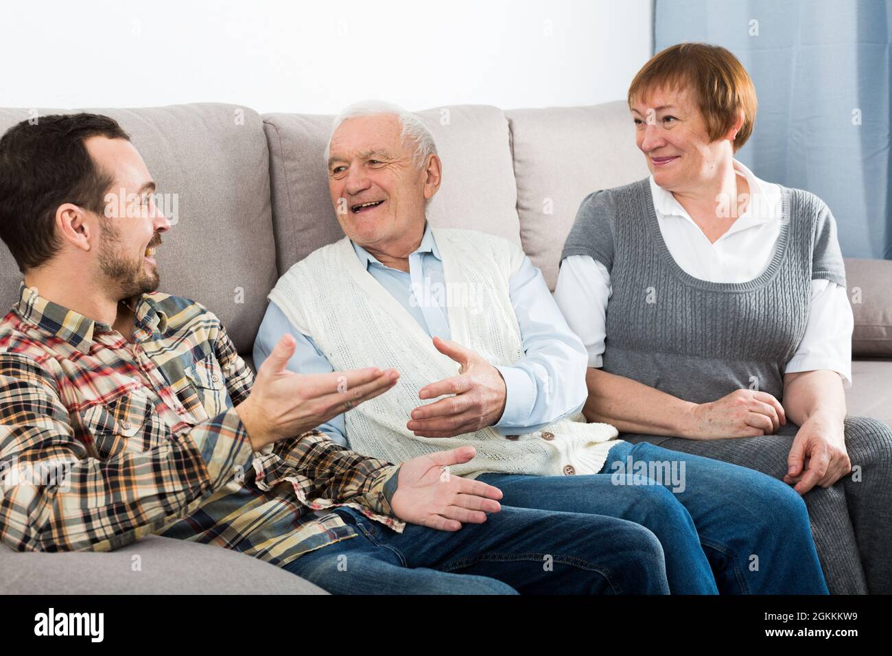 Nonni e nipoti parlano Foto Stock