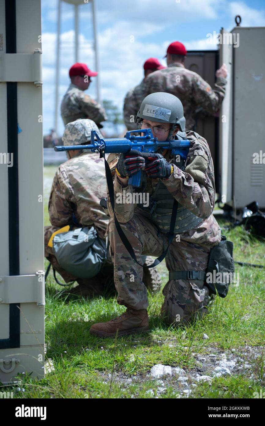 U.S. Air Force staff Sgt. Blake Welch assegnato al 21esimo ingegnere civile Squadron, Peterson Air Force base, Colorado, partecipa a un esercizio presso il sito Silver Flag di Tyndall AFB, Florida, 18 maggio 2021. Durante la Silver Flag, Airmen partecipa al training di pre-implementazione per assicurarsi che siano completamente preparati a fornire supporto alle missioni in un ambiente implementato. Foto Stock