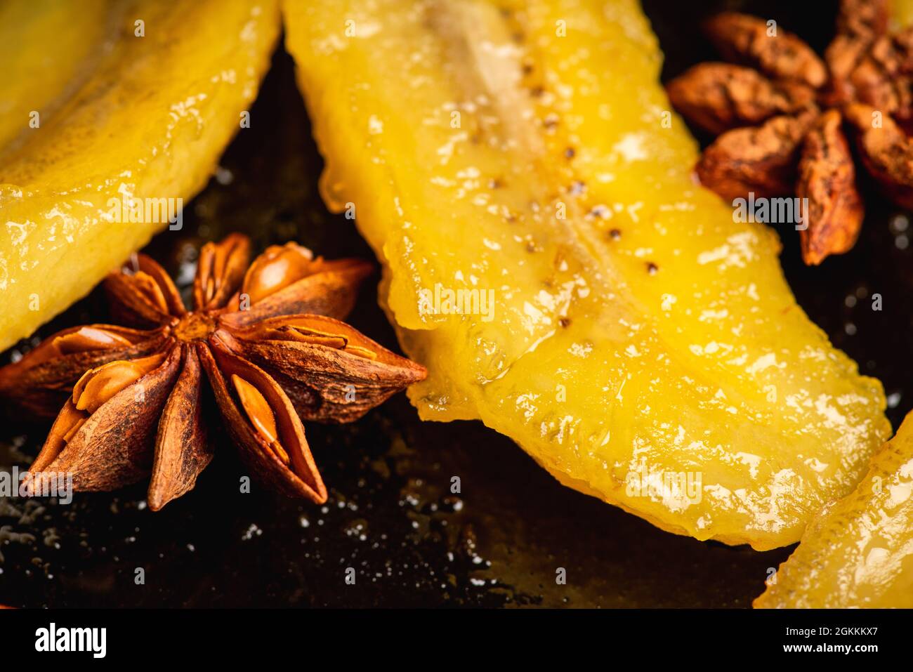 Banane alla griglia con spezie anice e cannella. Messa a fuoco selettiva. Profondità di campo poco profonda. Foto Stock