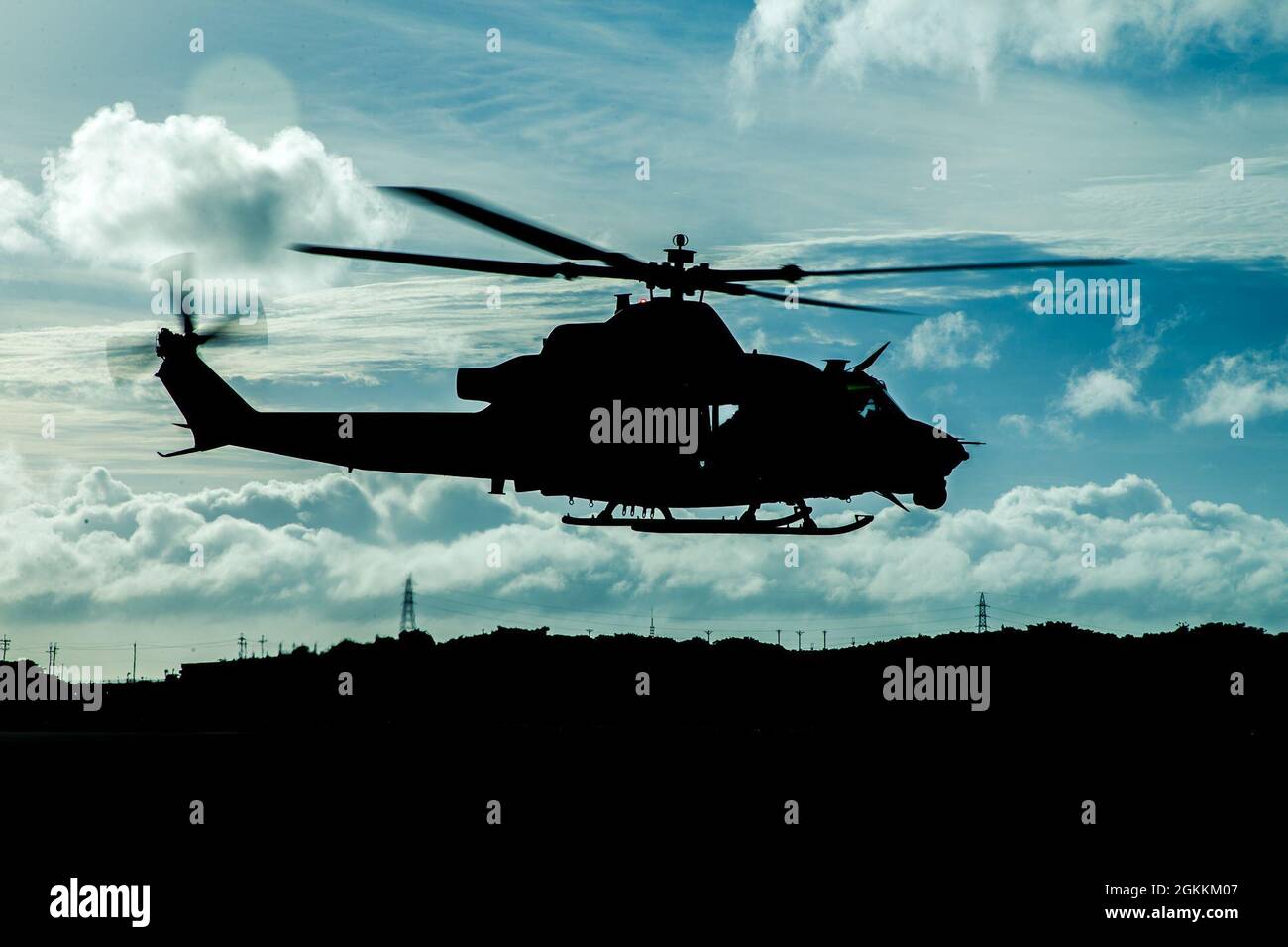 Un elicottero UH-1Y Venom del corpo Marino degli Stati Uniti assegnato a Light Attack Helicopter Squadron (HMLA) 169 si prepara a decollo durante un esercizio di addestramento alla Stazione aerea del corpo Marino Futenma, Okinawa, Giappone, 18 maggio 2021. HMLA-169 ha condotto le operazioni di volo al fine di rimanere preparato ed efficiente per qualsiasi operazione nella regione indo-pacific. Foto Stock