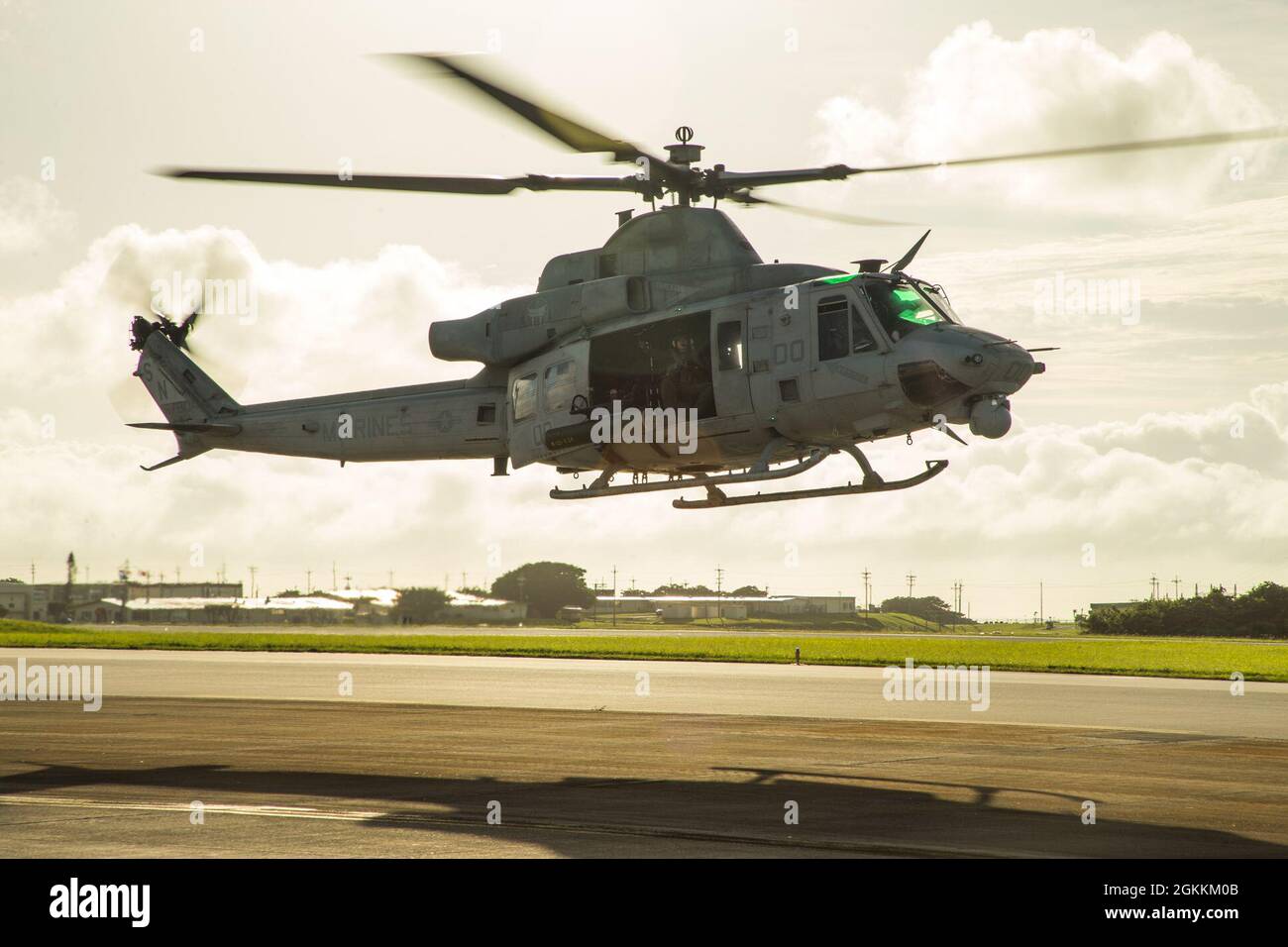 Un elicottero UH-1Y Venom del corpo Marino degli Stati Uniti assegnato a Light Attack Helicopter Squadron (HMLA) 169 si prepara a decollo durante un esercizio di addestramento alla Stazione aerea del corpo Marino Futenma, Okinawa, Giappone, 18 maggio 2021. HMLA-169 ha condotto le operazioni di volo al fine di rimanere preparato ed efficiente per qualsiasi operazione nella regione indo-pacific. Foto Stock