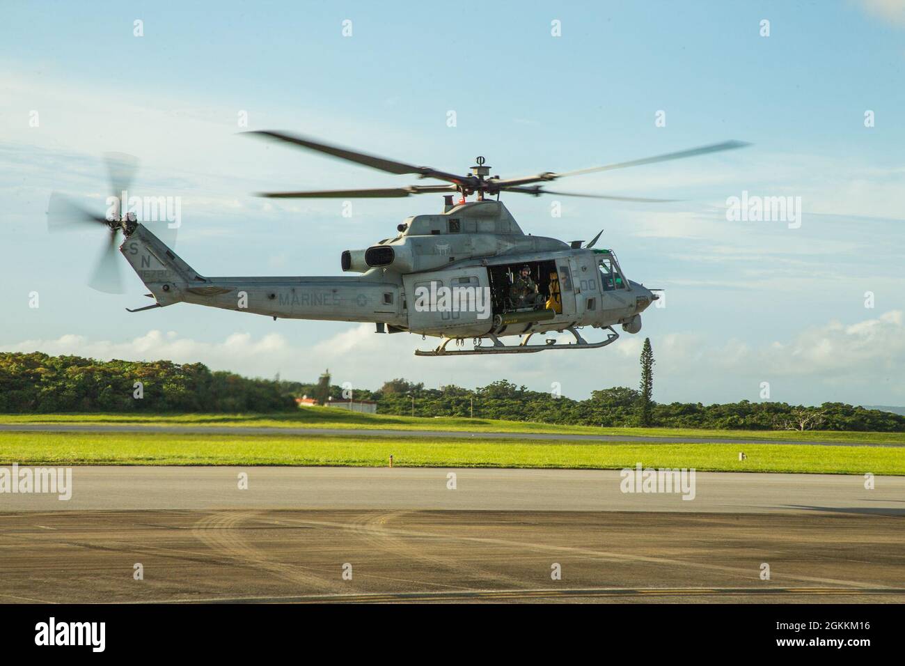 Un elicottero UH-1Y Venom del corpo Marino degli Stati Uniti assegnato a Light Attack Helicopter Squadron (HMLA) 169 si prepara a decollo durante un esercizio di addestramento alla Stazione aerea del corpo Marino Futenma, Okinawa, Giappone, 18 maggio 2021. HMLA-169 ha condotto le operazioni di volo al fine di rimanere preparato ed efficiente per qualsiasi operazione nella regione indo-pacific. Foto Stock