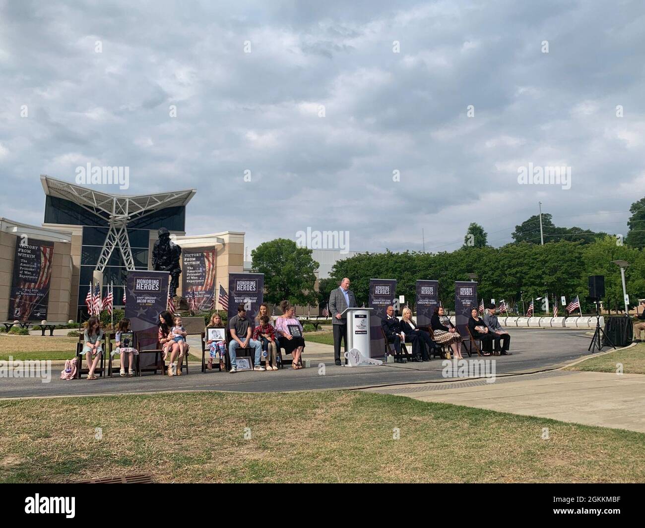 Le famiglie del personale Sgt. Kyu H. Chay, 3° Gruppo forze speciali; staff Sgt. Jacob Hess, 95esima Brigata degli Affari civili; Sgt. McCloskey, 7° Gruppo delle forze speciali (7° Gruppo era ancora a Fort Bragg al momento della sua morte); Sgt. Prima classe Keith Callahan, 82nd Airborne Division; e Chief Warrant Officer 3 Christopher Allgaier, 82nd Aviation Brigade, sono stati presentati con documenti che confermano che i mutui detenuti sulle loro case sono stati completamente soddisfatti. Foto Stock