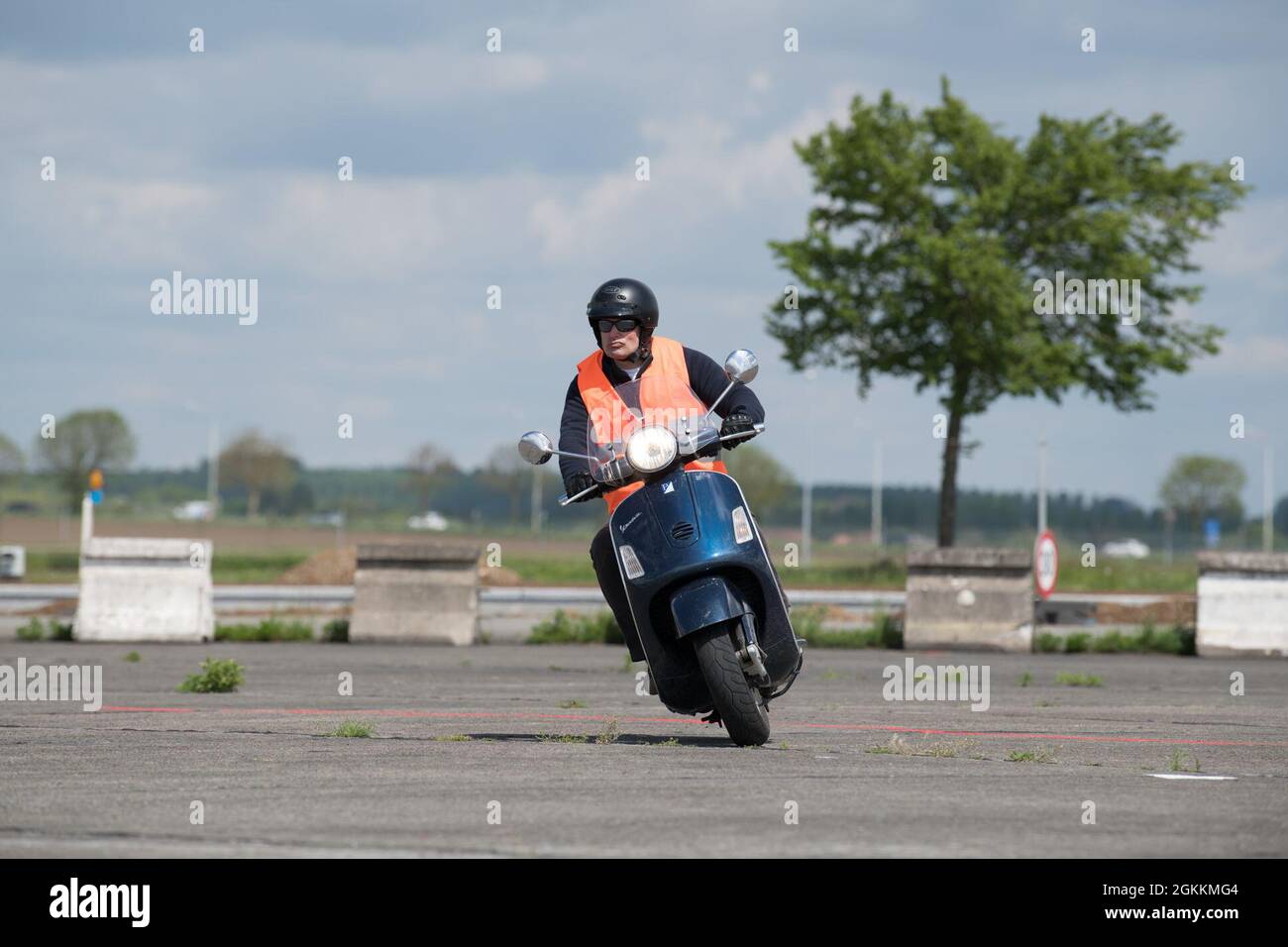 Un membro del Servizio di Servizio attivo degli Stati Uniti assegnato nel Benelux effettua un turno durante il corso di Riders esperto organizzato dall'ufficio di sicurezza del Garrison dell'esercito degli Stati Uniti Benelux, sulla base aerea di Chièvres, Belgio, 18 maggio 2021. L'esercito degli Stati Uniti ha lanciato una campagna di comunicazione per coincidere con il mese di maggio della National Highway Traffic Safety Administration. Foto Stock