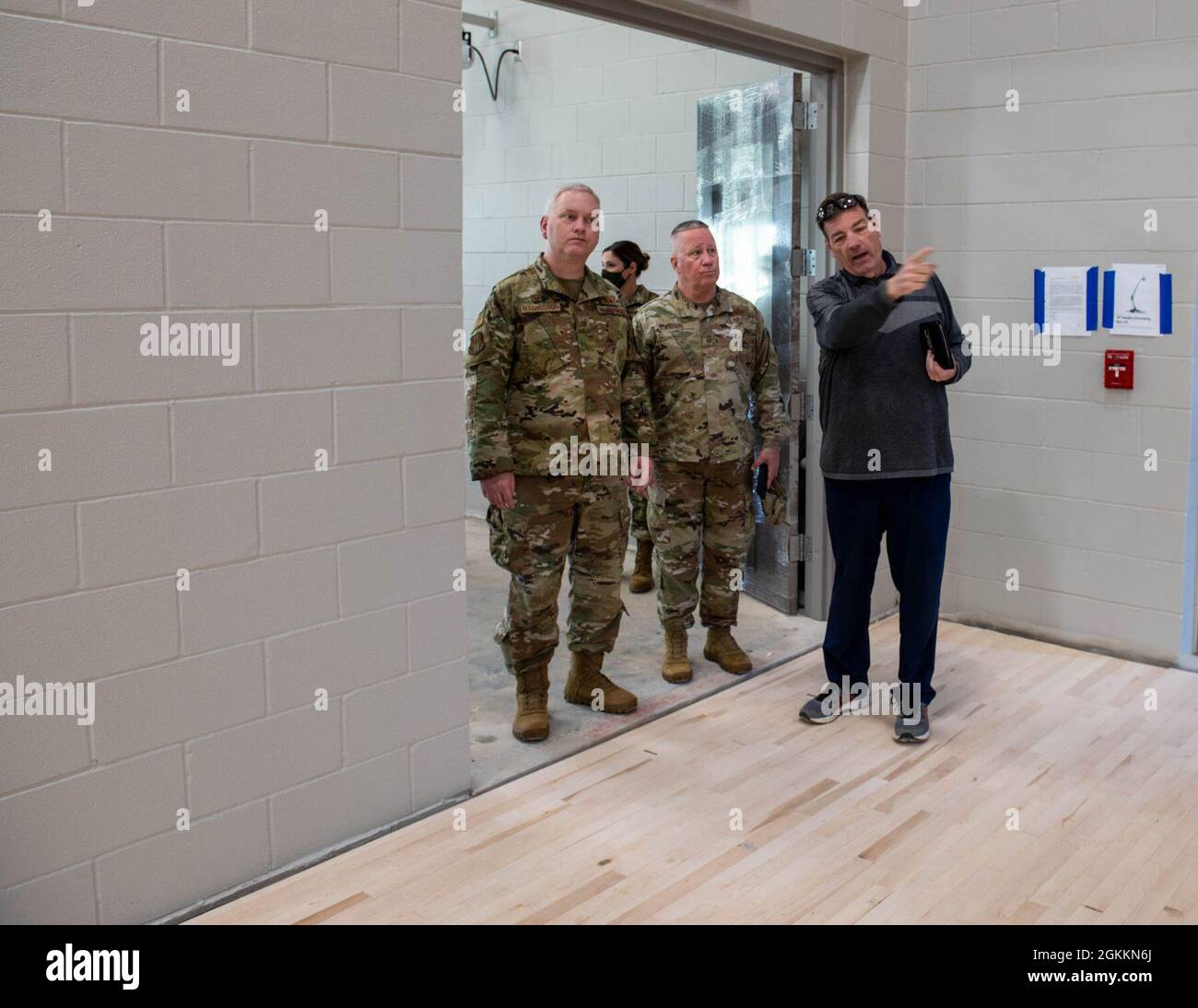 Il col. Carl Magnusson, 914th Air Refeling Wing Commander (a sinistra), e Capo Master Sgt. Donald Peters, 914th ARW Command Chief Get a tour del nuovo centro fitness by MR. Mike Williams, 914th ARW Civilian Services Director presso la Niagara Falls Air Reserve Station, N.Y. il 19 maggio 2021. Il centro fitness è aperto alla fine di luglio. Foto Stock