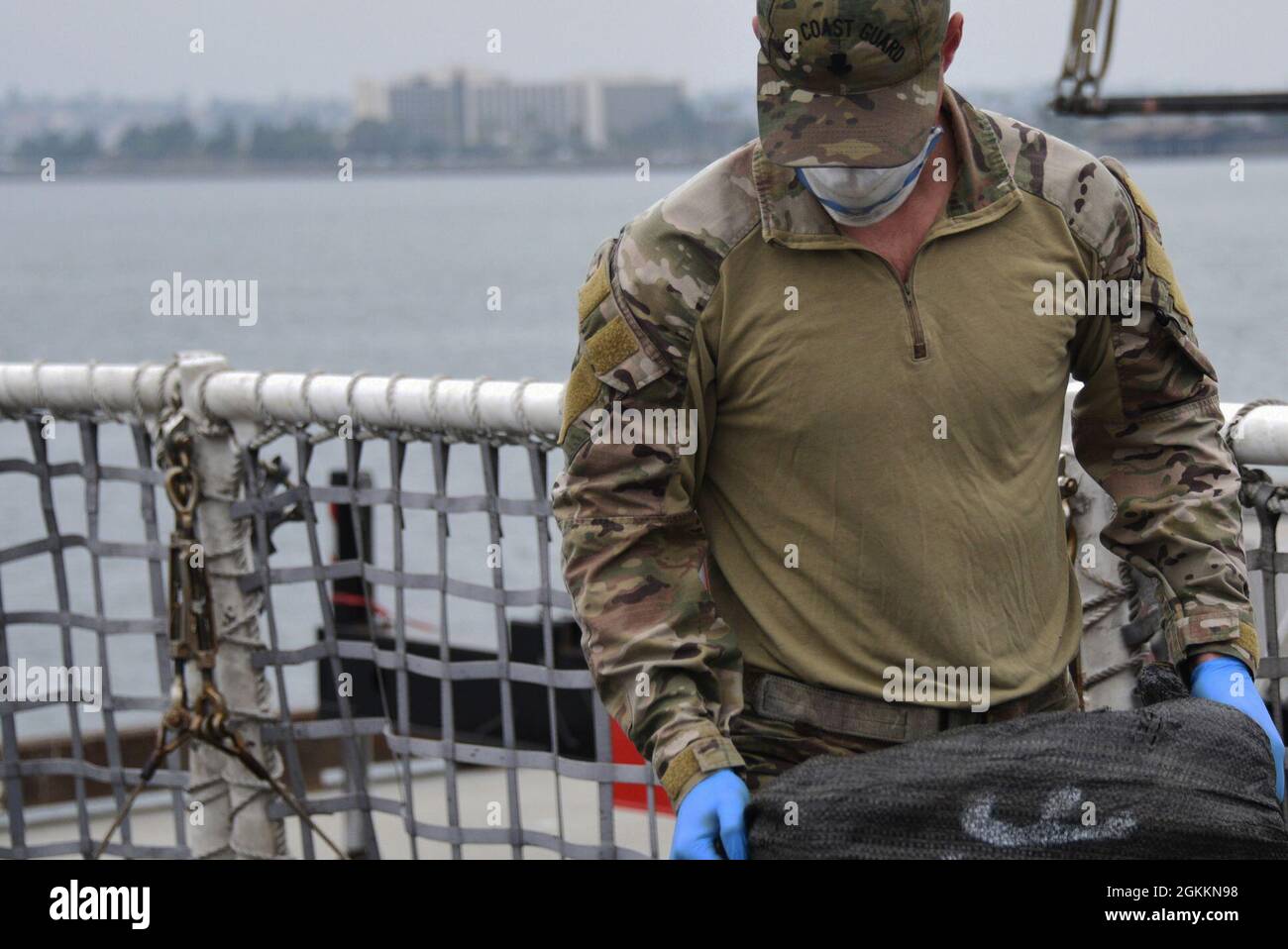 L'equipaggio del Cutter attivo della Guardia Costiera (WMEC 618) scarica circa 11,500 libbre di cocaina sequestrata a San Diego, mercoledì. I farmaci, del valore stimato di 220 milioni di dollari, sono stati sequestrati nelle acque internazionali dell'Oceano Pacifico orientale durante aprile e maggio. (. Foto Stock