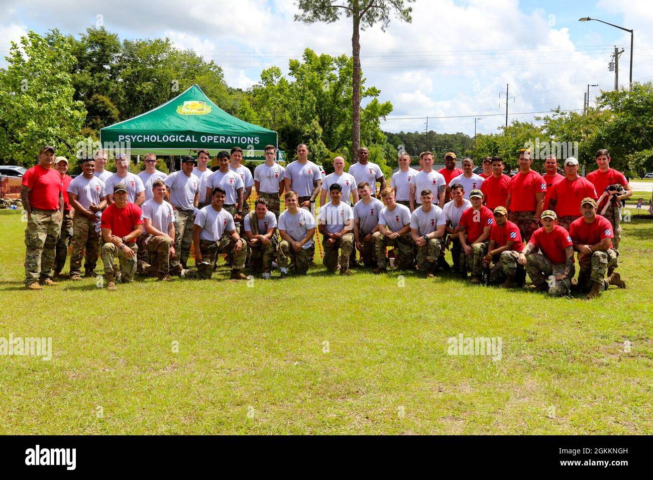 I soldati che partecipano alla sfida delle forze speciali dell'esercito come parte della settimana della Marna posano per una foto di gruppo dopo il completamento dell'evento su Fort Stewart, Georgia, 19 maggio 2021. Marne Week è il momento di riunire i soldati Dogface e testare la loro tenacia e costruire esprit de Corps attraverso varie competizioni. Foto Stock