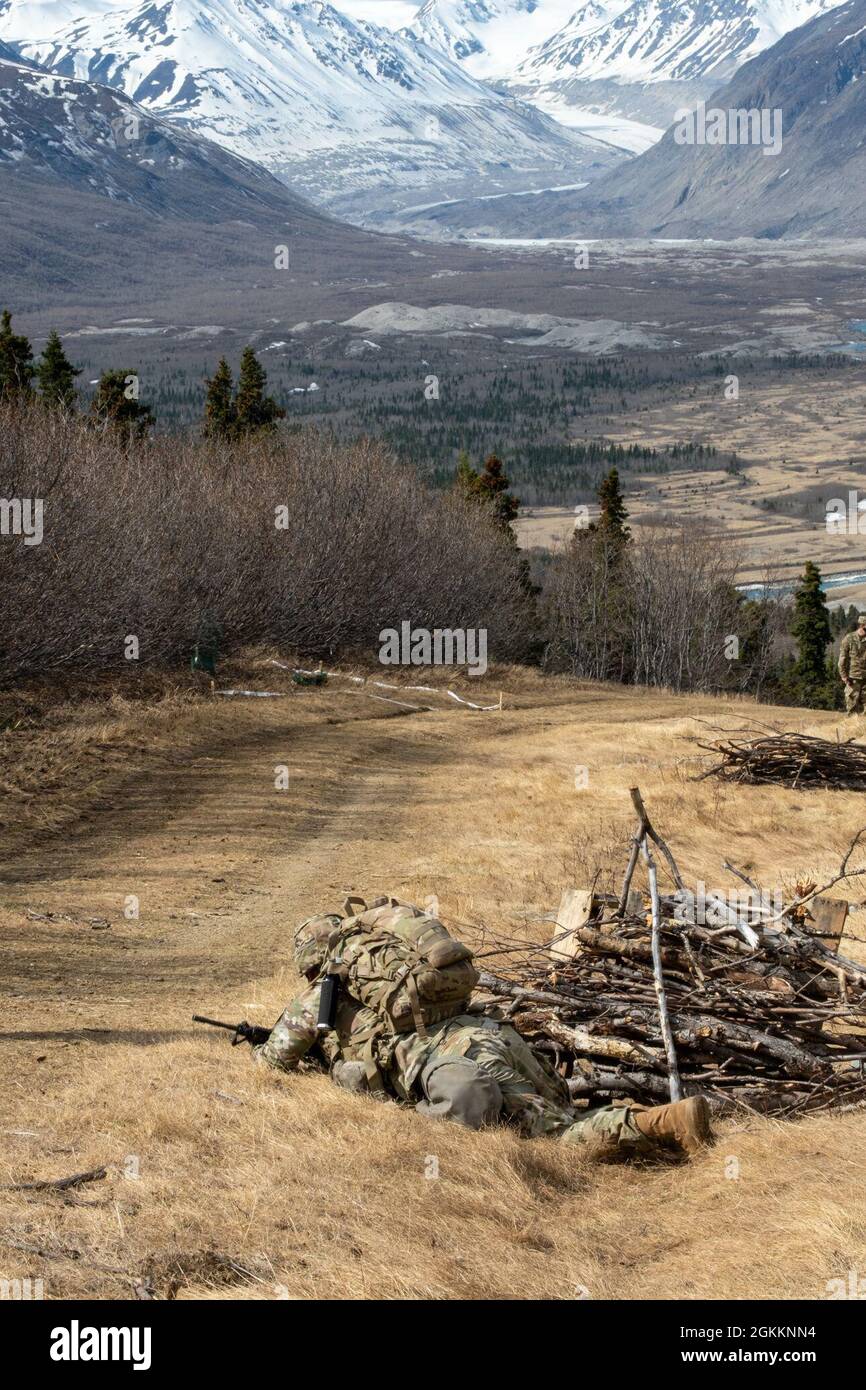 SSGT Juan Munoz, 17th Combat Sostainment Support Battaglione, reagisce al contatto durante la US Army Alaska Best Warrior Competition, 19 maggio 2021 al Northern Warfare Training Center, Black Rapids Training Site, Alaska. Foto Stock