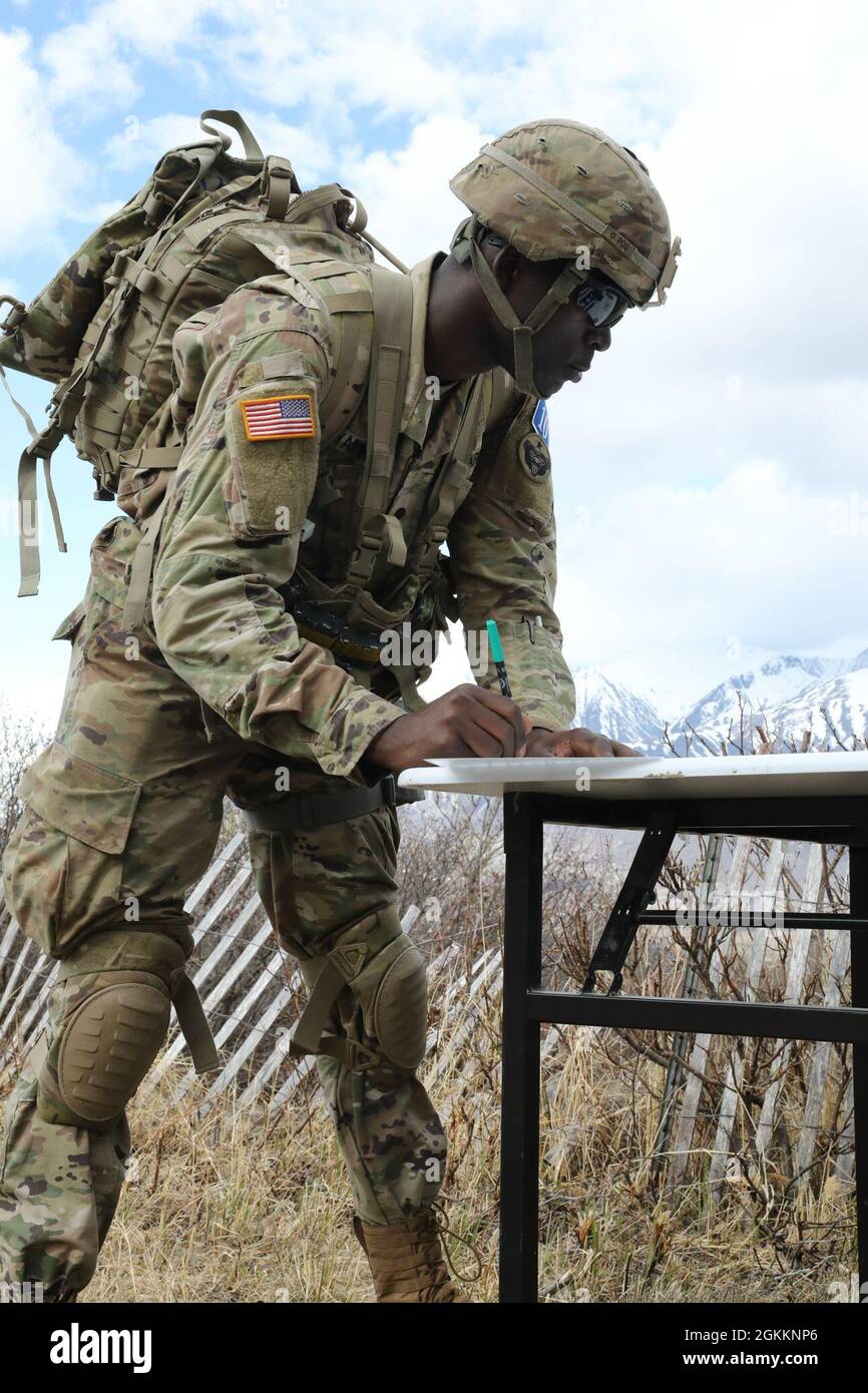 SPC. Timothee Yappi, 17th Combat Sustainment Support Battaglione, scrive un REPORT SPOT per il miglior guerriero della competizione USARAK maggio 19 presso il Northern Warfare Training Center di Black Rapids, Alaska. Foto Stock