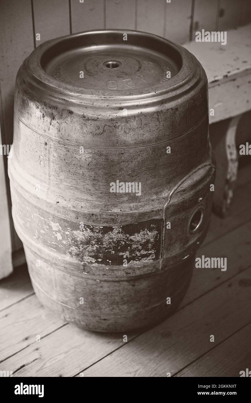 Botte di legno vintage per la conservazione e l'invecchiamento della birra o del vino - profondità di campo poco profonda - monotone Foto Stock