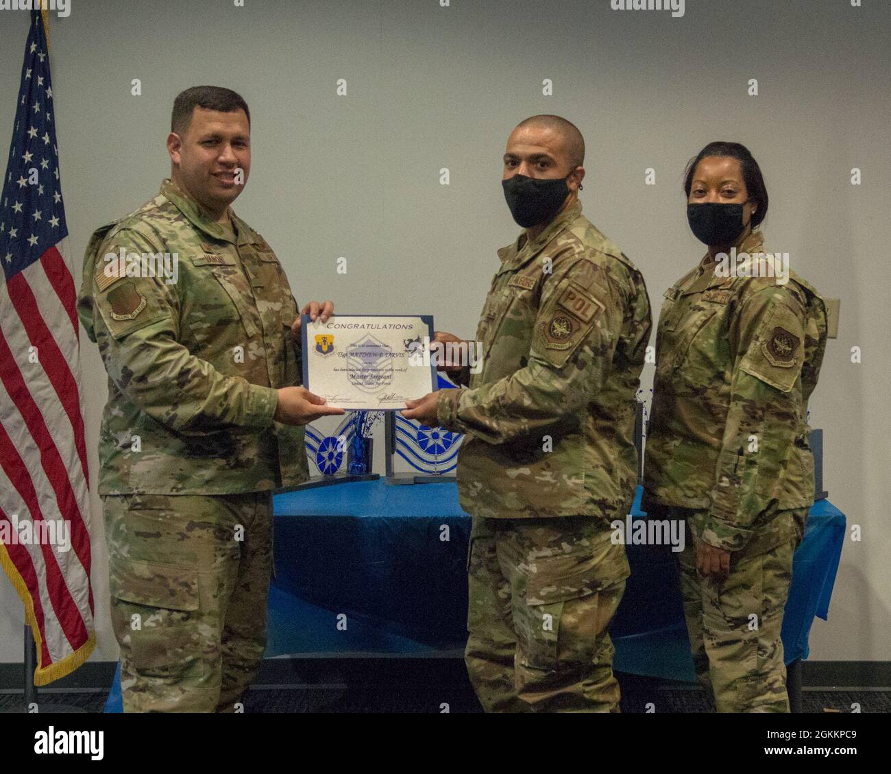 U.S. Air Force Technical Sgt. Matthew Jarvis, 43° Air base Squadron, riceve un certificato di promozione al rango di maestro sergente dal col. Joseph Vanoni, 43° Air Mobility Operations Group, e Capo Master Sgt. Lafoundra Thompson, 43a Air base Squadron sovrintendente. La presentazione è stata parte della cerimonia di rilascio del maestro sergente a Pope Army Airfield, North Carolina, 19 maggio 2021. Foto Stock