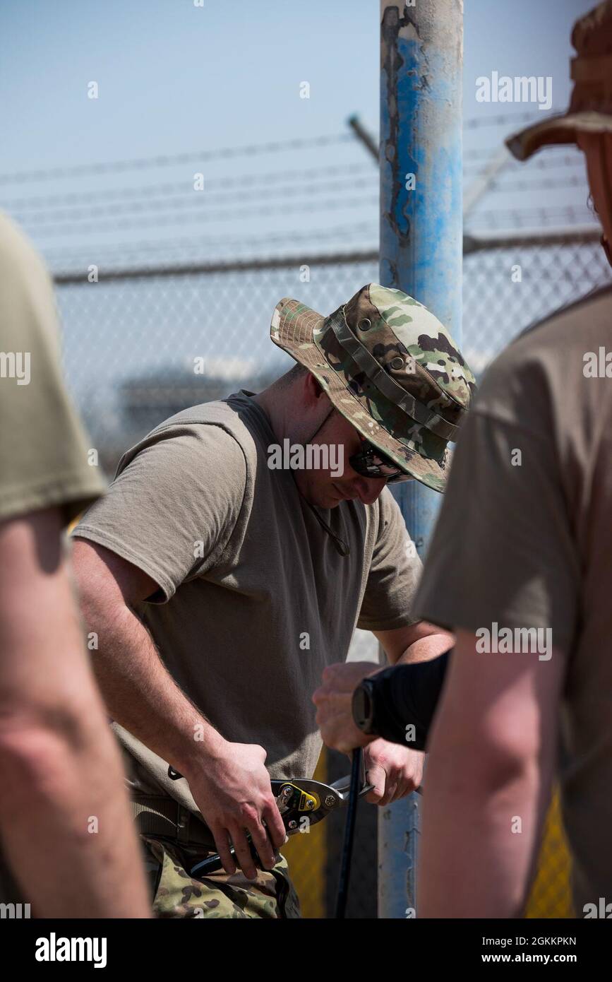 U.S. Air Force staff Sgt. Kelby Ramsey, 380esimo tecnico di trasmissione in radiofrequenza di Expeditionary Communications Squadron, installa stazioni base e antenne alla base aerea al Dhafra, Emirati Arabi Uniti, 20 maggio 2021. L'installazione migliorerà la capacità dei manutentori di comunicare lungo la linea di volo. Foto Stock