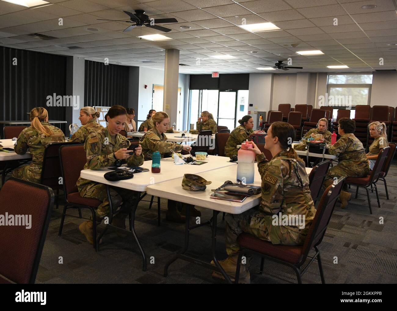 La 104th Fighter Wing ha istituito un Women's Initiative Team che ospita il pranzo e impara ogni mese. Questo mese l'argomento è stato OK per non essere OK: Donne e salute mentale. Il dottor Joy Brock e Lea Caron, supervisore clinico del River Valley Counseling Center ha discusso con il gruppo depressione, depressione postpartum, ansia, attacchi di panico e molto altro. Foto Stock