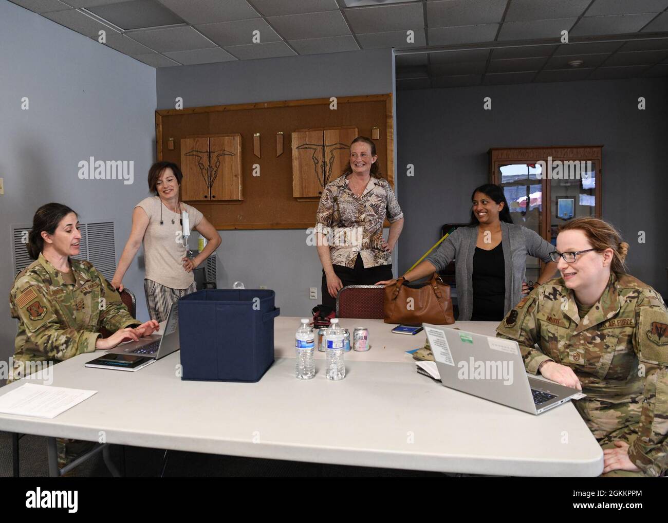 La 104th Fighter Wing ha istituito un Women's Initiative Team che ospita il pranzo e impara ogni mese. Questo mese l'argomento è stato OK per non essere OK: Donne e salute mentale. Il dottor Joy Brock e Lea Caron, supervisore clinico del River Valley Counseling Center ha discusso con il gruppo depressione, depressione postpartum, ansia, attacchi di panico e molto altro. Foto Stock