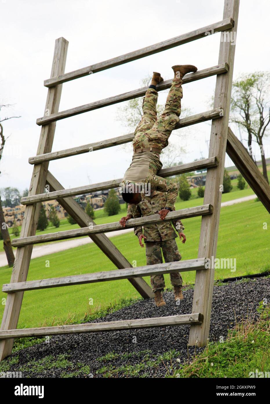 CENTRO DI FORMAZIONE MARSIGLIA, Illinois – Sgt. Prima classe Jonathan Tyndall che lavora nella sede del comando di sostegno dell'esercito degli Stati Uniti e nella stanza di addestramento della sede centrale dell'azienda come le operazioni NCO, negozia un ostacolo 19 maggio 2021 durante la parte di corso di fiducia della concorrenza del miglior guerriero del comando di sostegno dell'esercito degli Stati Uniti, che ha avuto luogo dal 18 al 21 maggio. Foto Stock