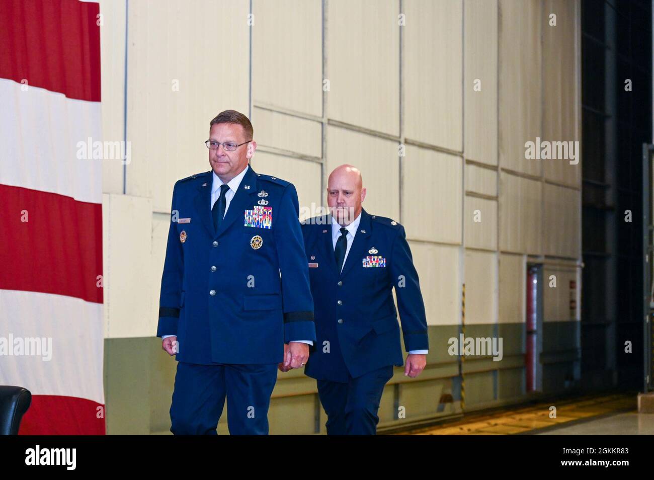 Il Colon. Karwin Weaver, 507th Maintenance Group Commander, promuove a colonnello durante una cerimonia officiata da Briga. Gen. Max Stitzer, Assistente Speciale al Capo della Riserva dell'Aeronautica e Vice militare della direzione dell'integrazione del personale, 19 maggio 2021, presso la base dell'Aeronautica militare Tinker, Oklahoma. Foto Stock