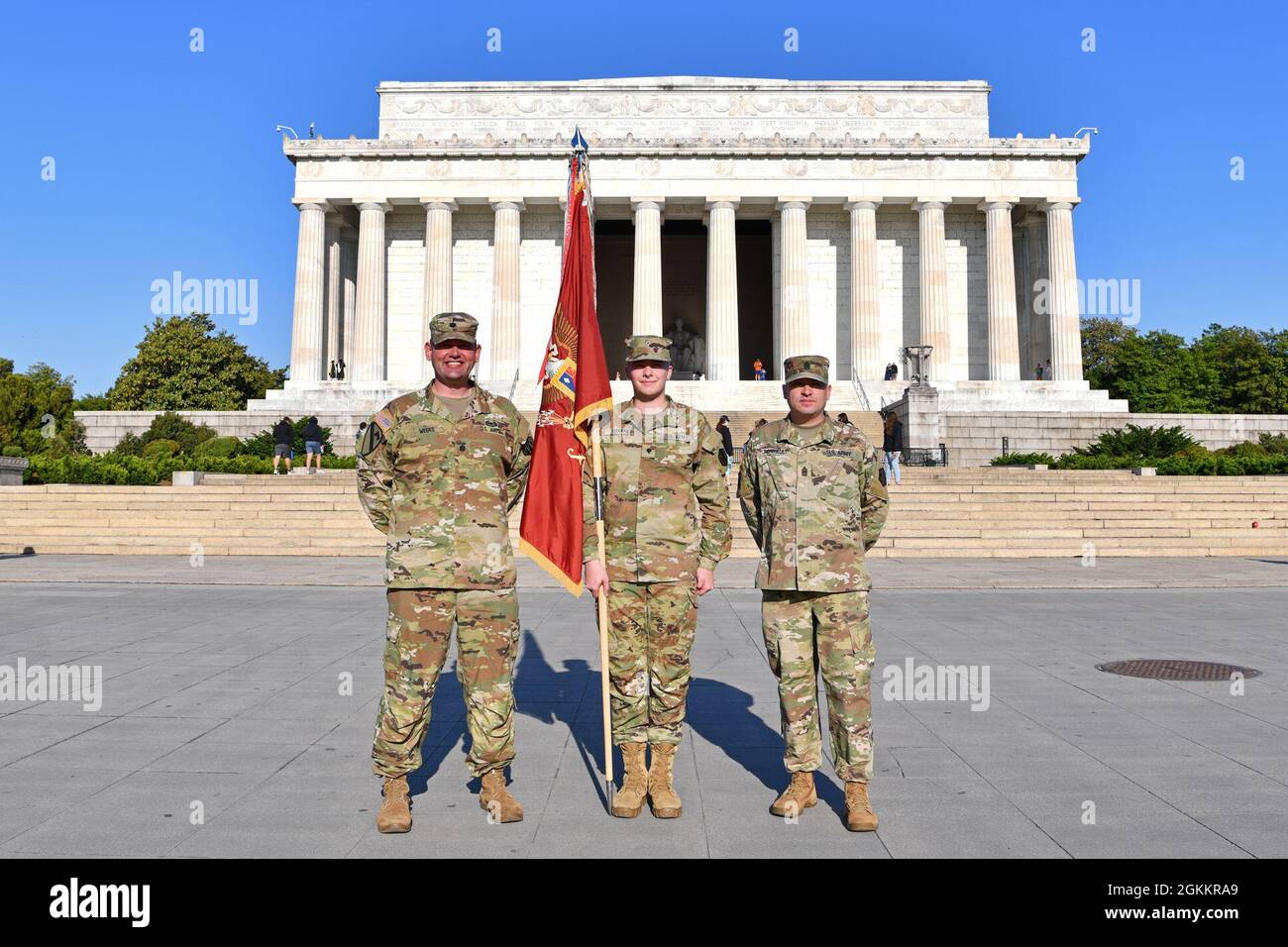 I soldati statunitensi con la Guardia Nazionale del Massachusetts posano per una foto dopo una cerimonia di promozione di fronte al Lincoln Memorial a Washington, D.C., 19 maggio 2021. La Guardia Nazionale è stata invitata a continuare a sostenere le forze dell'ordine federali con sicurezza, comunicazioni, evacuazione medica, logistica e supporto alla sicurezza per le agenzie statali, distrettuali e federali fino alla metà di maggio. Foto Stock