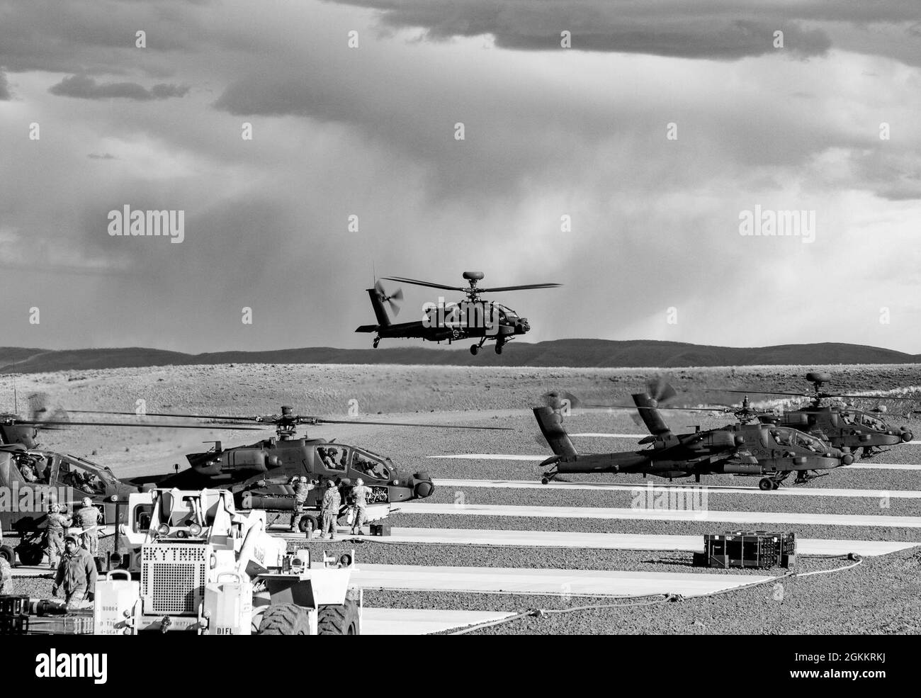 Aviatori assegnati a 4-6 Air Cavalry Squadron, 16th Combat Aviation Brigade, manovrare un elicottero di attacco AH-64 al Yakima Training Center, Washington, il 19 maggio 2021. I soldati svolgono un allenamento diurno e notturno. Foto Stock