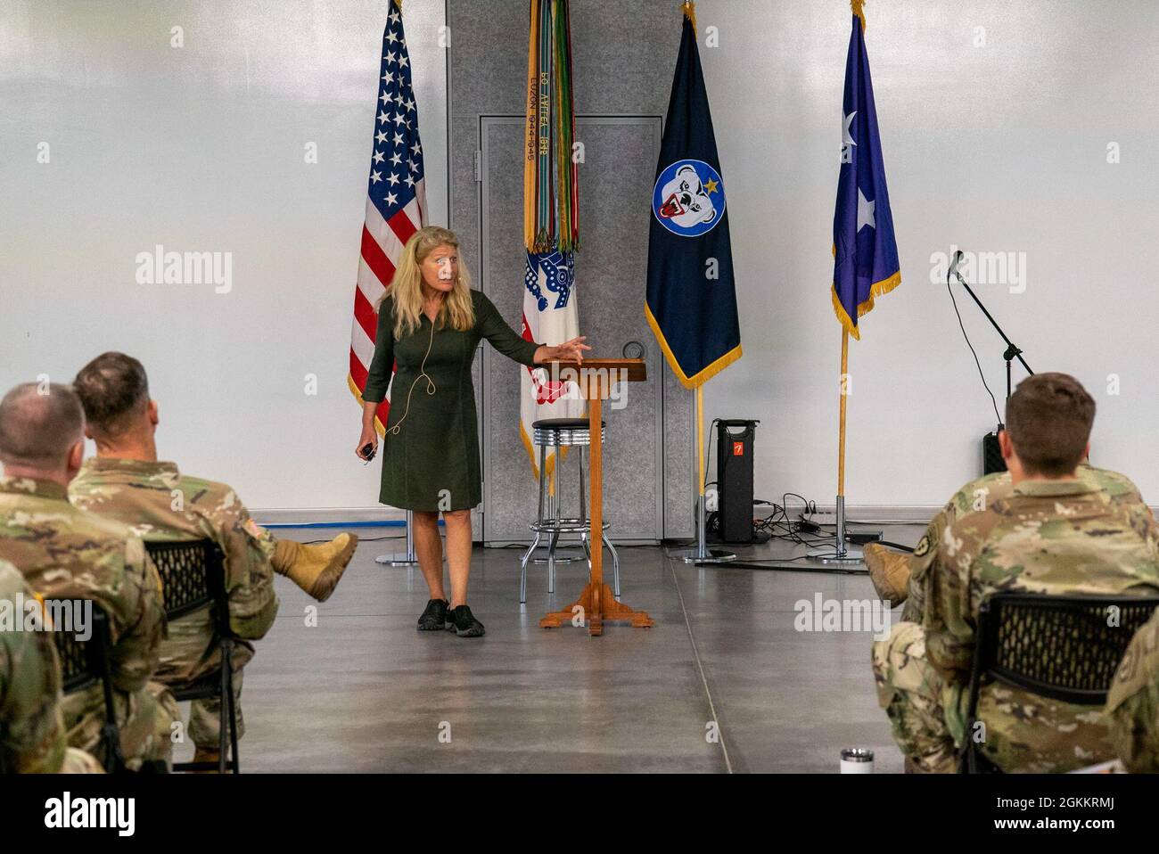 Dr. Lisa Miller, Professore di Psicologia ed Educazione presso il Teachers College della Columbia University, parla con i soldati dell'esercito degli Stati Uniti in Alaska durante l'addestramento del pilota di prontezza spirituale 'Strong Warrior, strong Spirit' sulla Joint base Elmendorf-Richardson, Alaska, 19 maggio 2021. US Army Alaska Chaplain's ha ospitato l'addestramento del pilota 17-20 maggio su entrambi JBER e Fort Wainwright. Lo scopo del programma è quello di far progredire la disponibilità spirituale dell'Esercito collegando la salute comportamentale, altri operatori sanitari, la cappellania a livello di unità e la leadership con la scienza, le competenze e gli strumenti per meglio connettersi con il primo Foto Stock