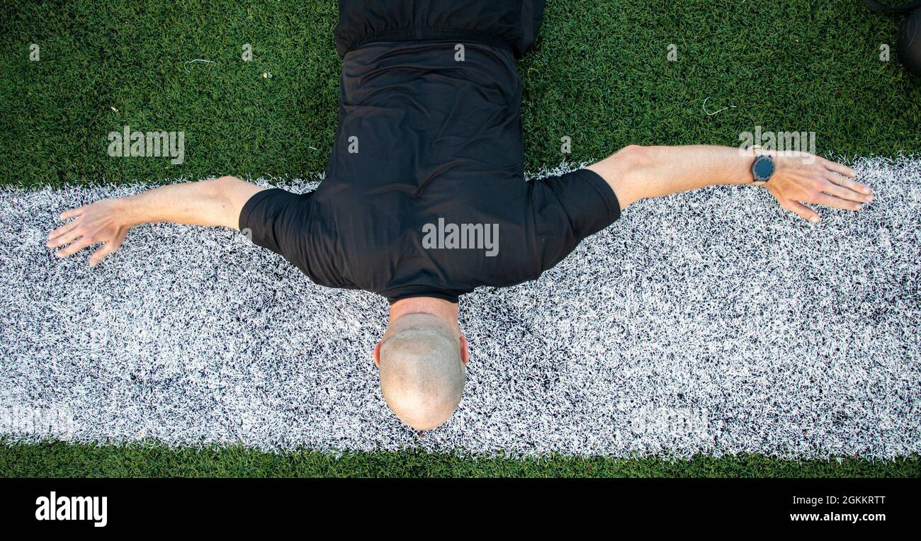 Il capitano dell'esercito degli Stati Uniti Colin Sexton il corpo degli ingegneri dell'esercito degli Stati Uniti, il distretto transatlantico del Medio Oriente, Winchester, Virginia, conduce l'operazione di spinta-in di rilascio della mano ed estensione del braccio del nuovo test di idoneità di combattimento dell'esercito alla High School di Handley in Winchester Virginia il mercoledì 19 maggio 2021. Foto Stock