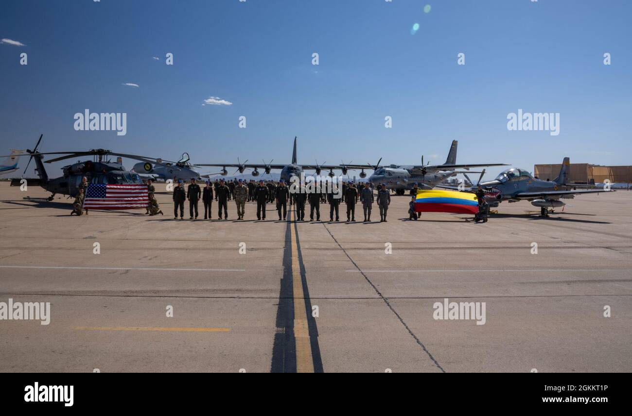 Gli aerei dell'aeronautica degli Stati Uniti e gli aerei dell'aeronautica colombiana scattano una foto di gruppo indossando i cappucci distintivi della bandiera rossa colombiana-salvataggio di fronte a un Hawk dell'aeronautica degli Stati Uniti HH-60, a-10 Thunderbolt dell'aeronautica degli Stati Uniti, HC-130J Combat King II dell'aeronautica colombiana ECN-235, E la Colombiana Air Force A-29B Super Tucano durante la Red Flag-Rescue alla Davis-Monthan Air Force base, Ariz., 19 maggio 2021. Foto Stock