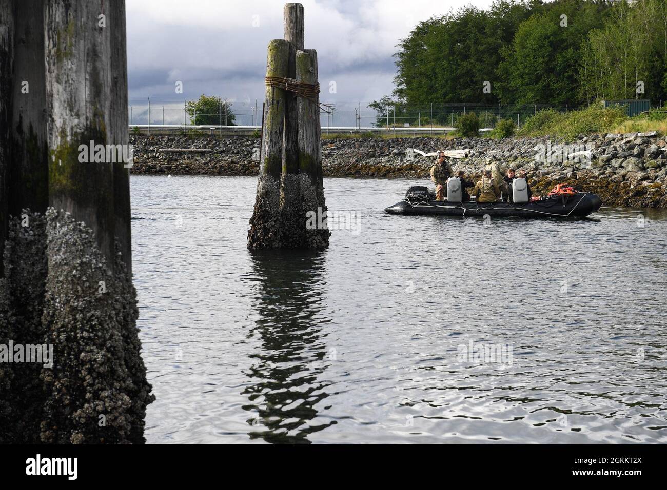 Marinai assegnati a Explosive Ordnance Disposal Mobile Unit (EODMU) 1 effettuano operazioni di spedizione contro le mine (ExMCM) durante un esercizio di certificazione (CEREX) sulla base aerea navale di Whidbey Island a Oak Harbor, Washington, 19 maggio 2021. Il CETEX è idoneo per le implementazioni operative EODMU-1 in cui consentono alla flotta e alle forze congiunte di eseguire un'intera gamma di operazioni militari. EODMU-1 è una parte critica della Navy Expeditionary Combat Force che elimina i pericoli esplosivi per fornire accesso alle aree negate, assicura il dominio sottomarino per la libertà di manovra, costruisce e promuove r Foto Stock