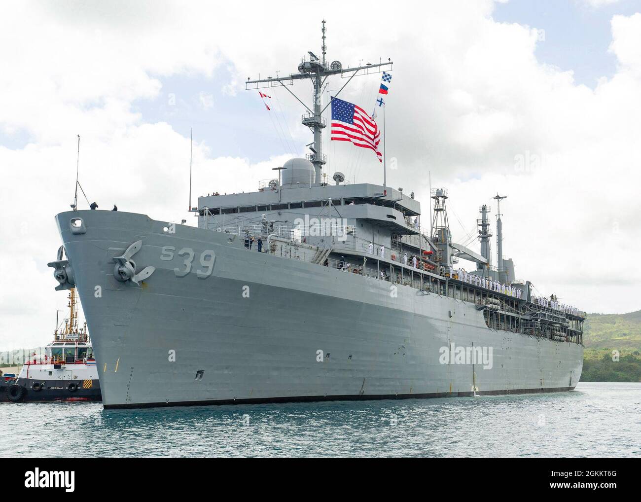 APRA HARBOUR, Guam (20 maggio 2021) marinai assegnati alla gara sottomarina USS Emory S. Land (AS 39) man the rail durante il transito di Apra Harbour, maggio 20. La terra tornò a casa a Guam dopo un periodo di otto mesi di manutenzione programmata al Mare Island Dry Dock a Vallejo, California. Foto Stock