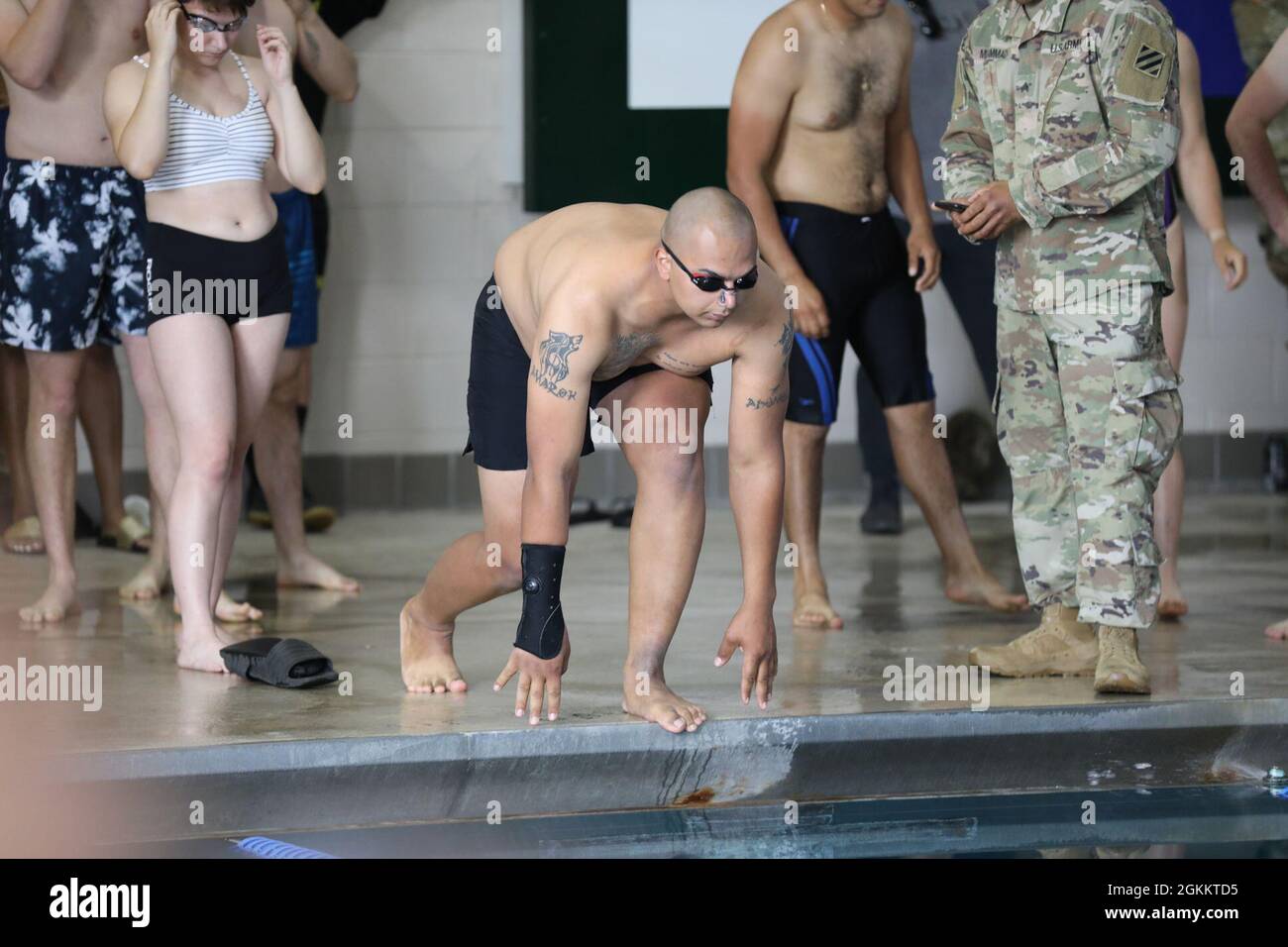 Un soldato che rappresenta il 6 ° Squadron, 8 ° reggimento Cavalry, 2 ° Armored Brigade Combat Team, si prepara a nuotare nella gara di nuoto relè durante la Marne settimana 20 maggio 2021, a Fort Stewart, Georgia. Marne Week mostra lo spirito di combattimento, la tenacia e l'etismo guerriero che è il soldato Dogface, portando avanti la storia e la discendenza orgogliosa dell'unità. Foto Stock