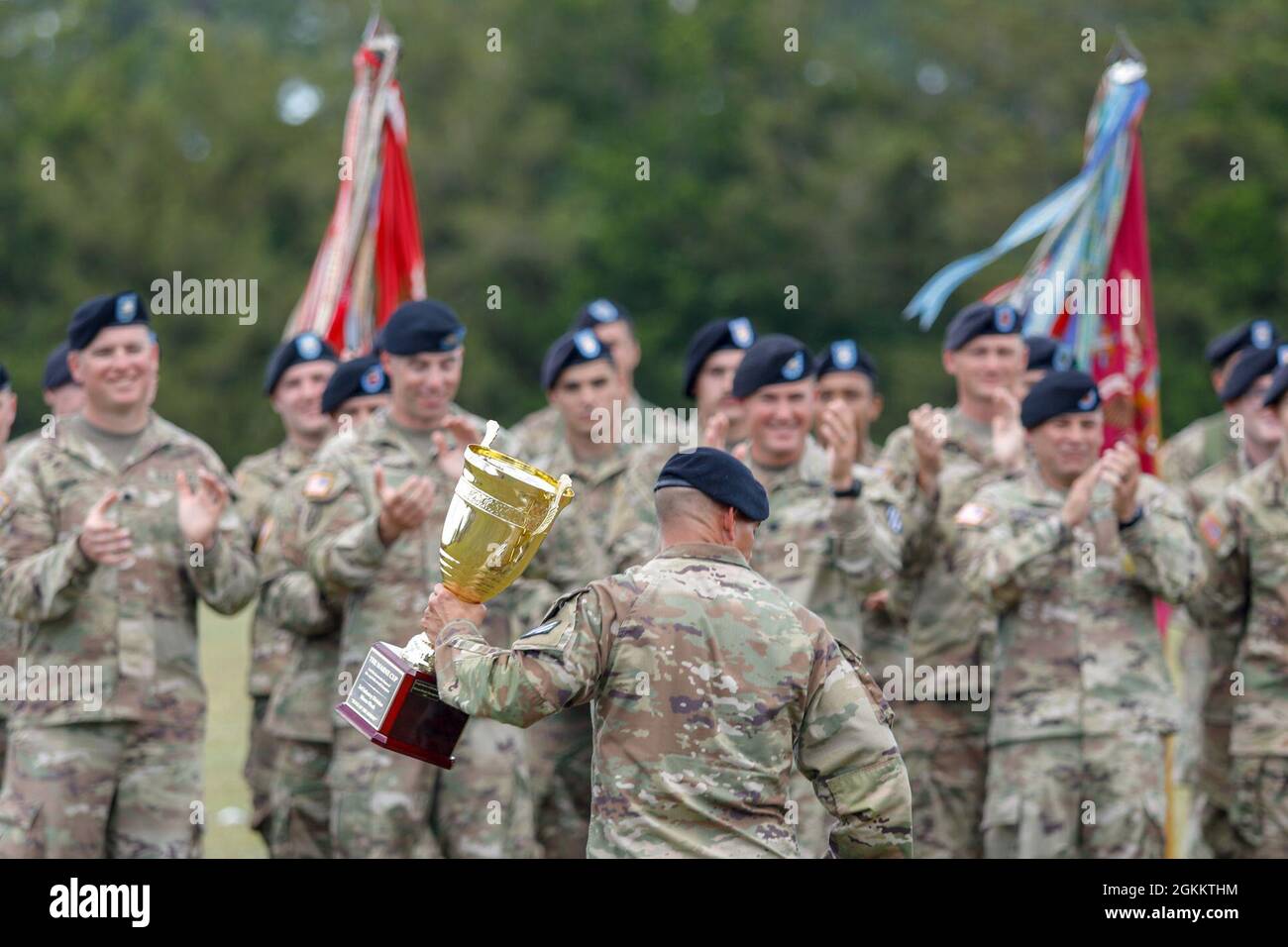 I soldati Dogface assegnati al 2° Armored Brigade Combat Team, 3° Divisione fanteria, celebrano la vittoria della “Marne Cup” durante la 3° cerimonia di chiusura della Marne Week Divisione fanteria a Fort Stewart, Georgia, 20 maggio 2021. Marne Week mostra lo spirito di combattimento, la tenacia e l’etica guerriera che è il soldato Dogface, portando avanti la storia e la discendenza orgogliosa dell’unità. Foto Stock