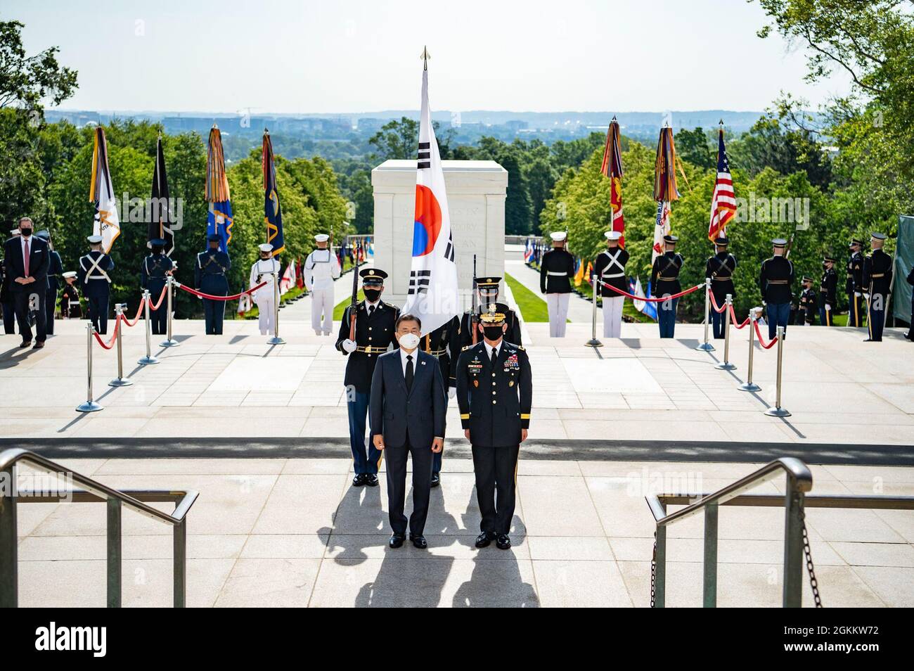 Il presidente Moon Jae-in della Repubblica di Corea (centro a sinistra) e il generale dell'esercito degli Stati Uniti Omar J. Jones IV (centro a destra), comandante, quartier generale congiunto - Regione del Campidoglio nazionale e Distretto militare dell'esercito degli Stati Uniti di Washington, Partecipa a una cerimonia di deposizione delle forze armate in pieno onore alla tomba del Milite Ignoto presso il cimitero nazionale di Arlington, Arlington, Virginia, 20 maggio 2021. Il Presidente Moon ha anche visitato la Sala del Memorial Amphitheater e ha incontrato Karen Durham-Aguilera, direttore esecutivo dei Cimiteri militari nazionali dell'Esercito. Foto Stock