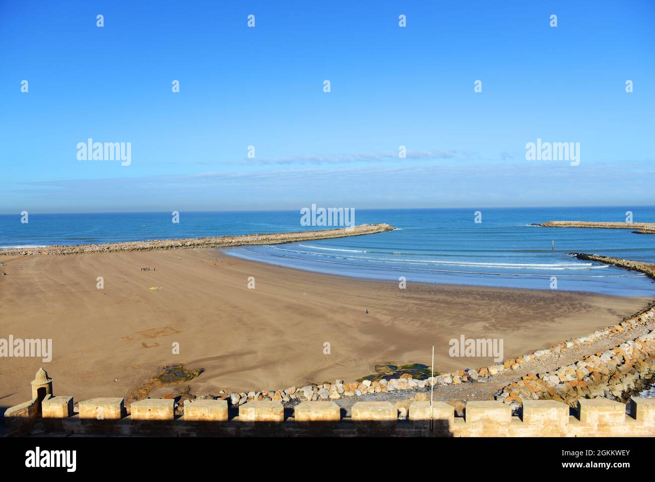 Una vista della foce del fiume Bou Regreg e dell'oceano Atlantico dalla Kasbah degli Udayas a Rabat, Marocco. Foto Stock