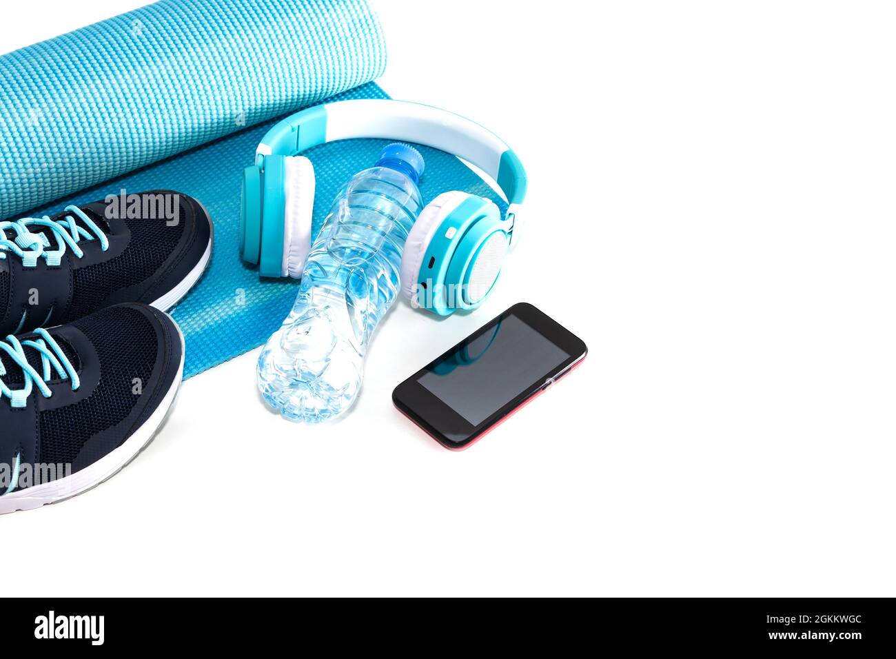 Yoga Mat, scarpe sportive, bottiglia d'acqua concetto di vita sana, alimentazione sana, sport e dieta. Foto Stock