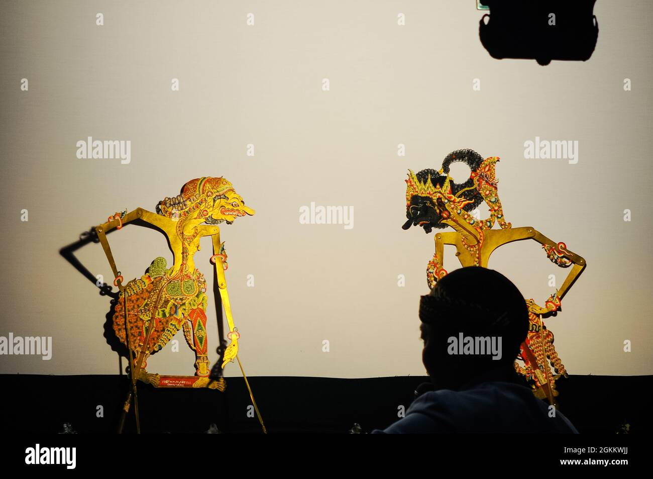 Spettacolo di marionette all'ombra Giavanese o kulit wayang. I burattini ombra sono di solito in scena dalla notte alla mattina presto e sono liberi di guardare dal pubblico in generale Foto Stock