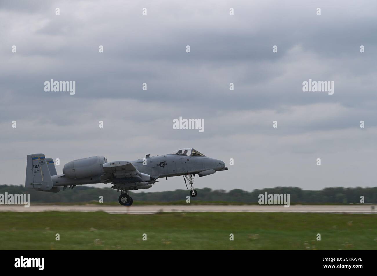 Una U.S. Air Force A-10 Thunderbolt II del 355th Fighter Squadron di Davis Monthan, Ariz., decollera durante il primo esercizio su larga scala del comando Air Mobility, Mobility Guardian 21 a Volk, Field, Wisconsin, 19 maggio 2021. Foto Stock